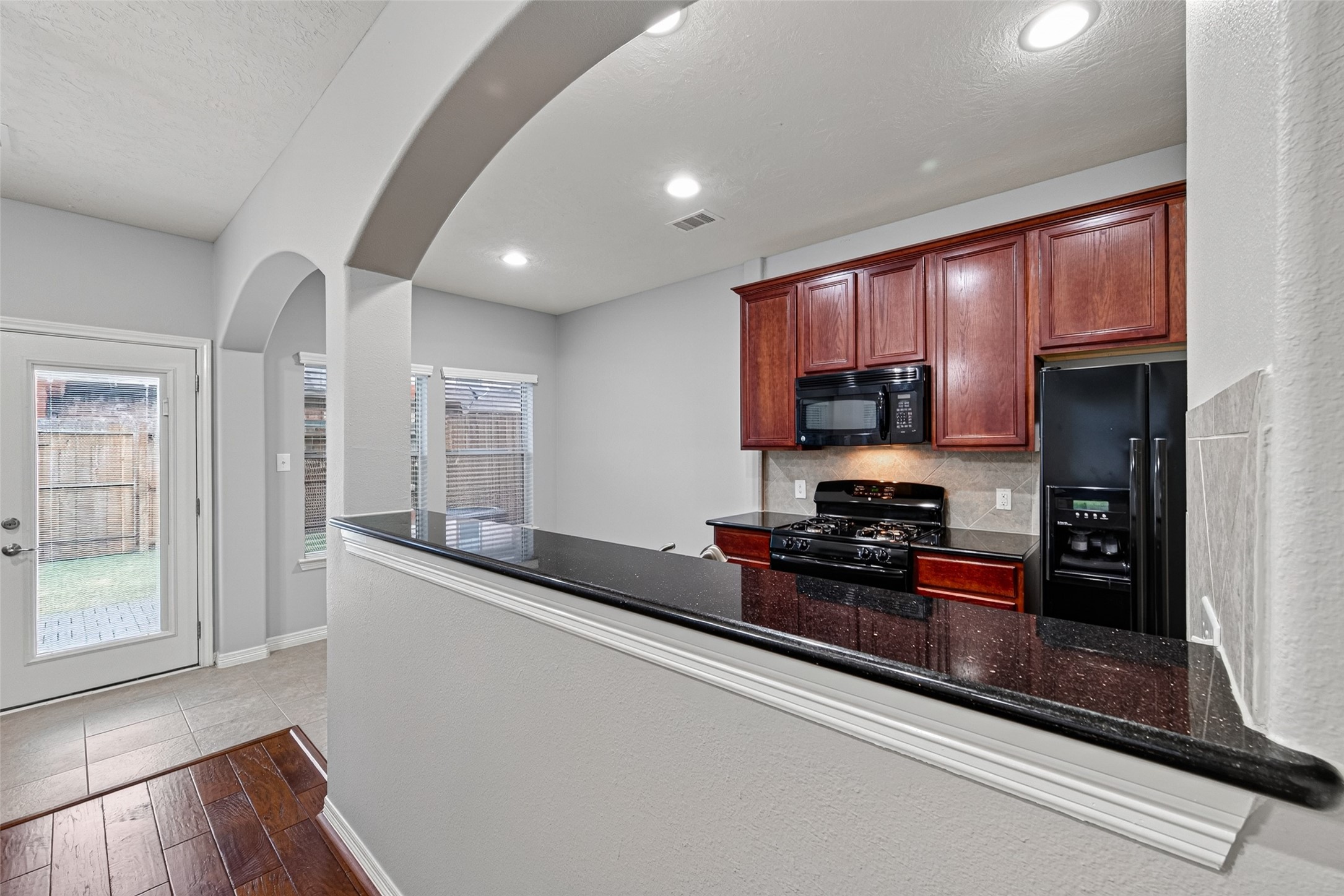 The living room is open to the kitchen, and the arches give personality to the place.