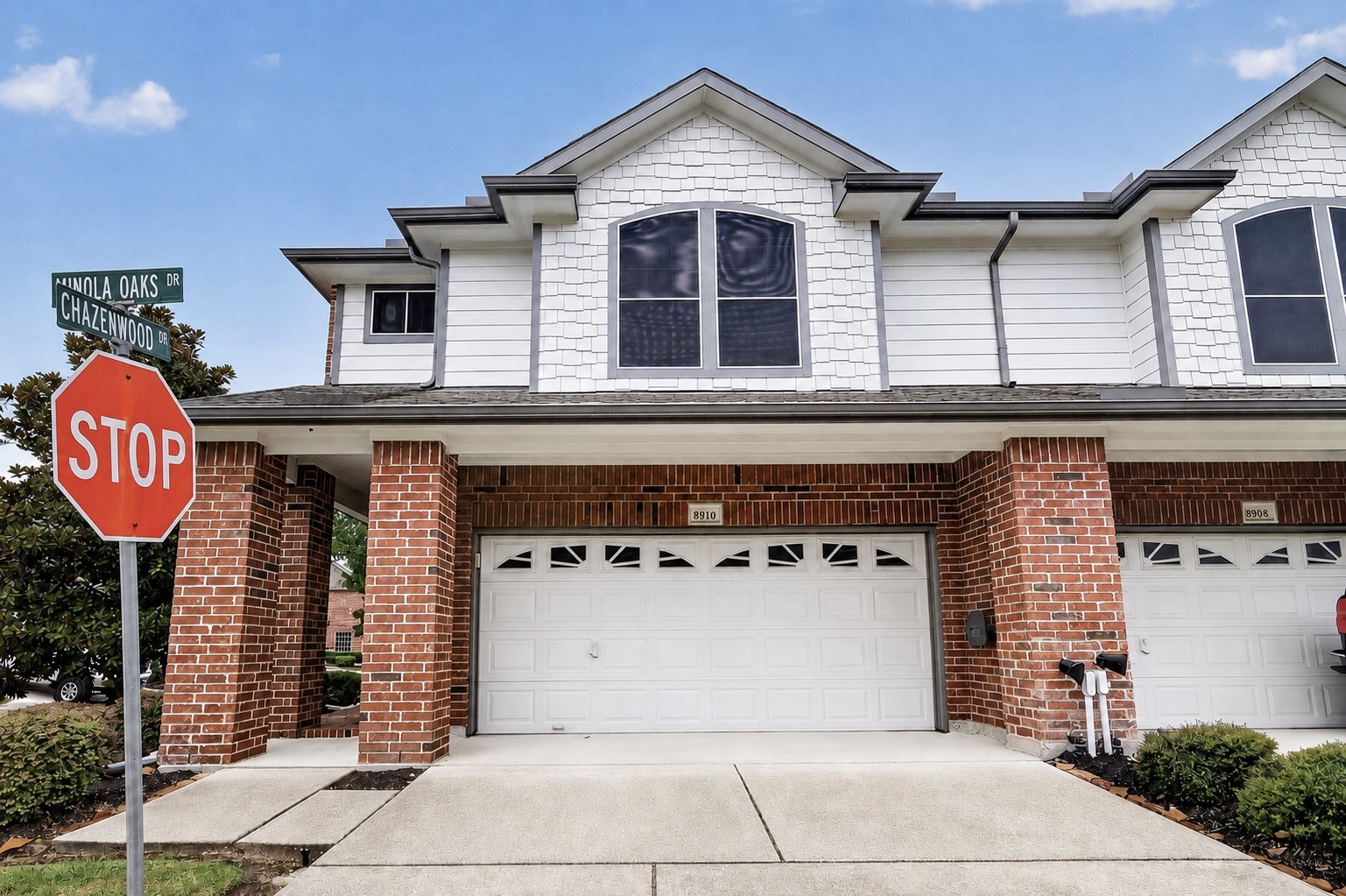 Welome home to a gated townhome community in conveniently located near Beltway 8 and Jones Road in NW.  This corner unit has charming a red brick patio with transom window and leaded glass door to welcomes guests. Houston.