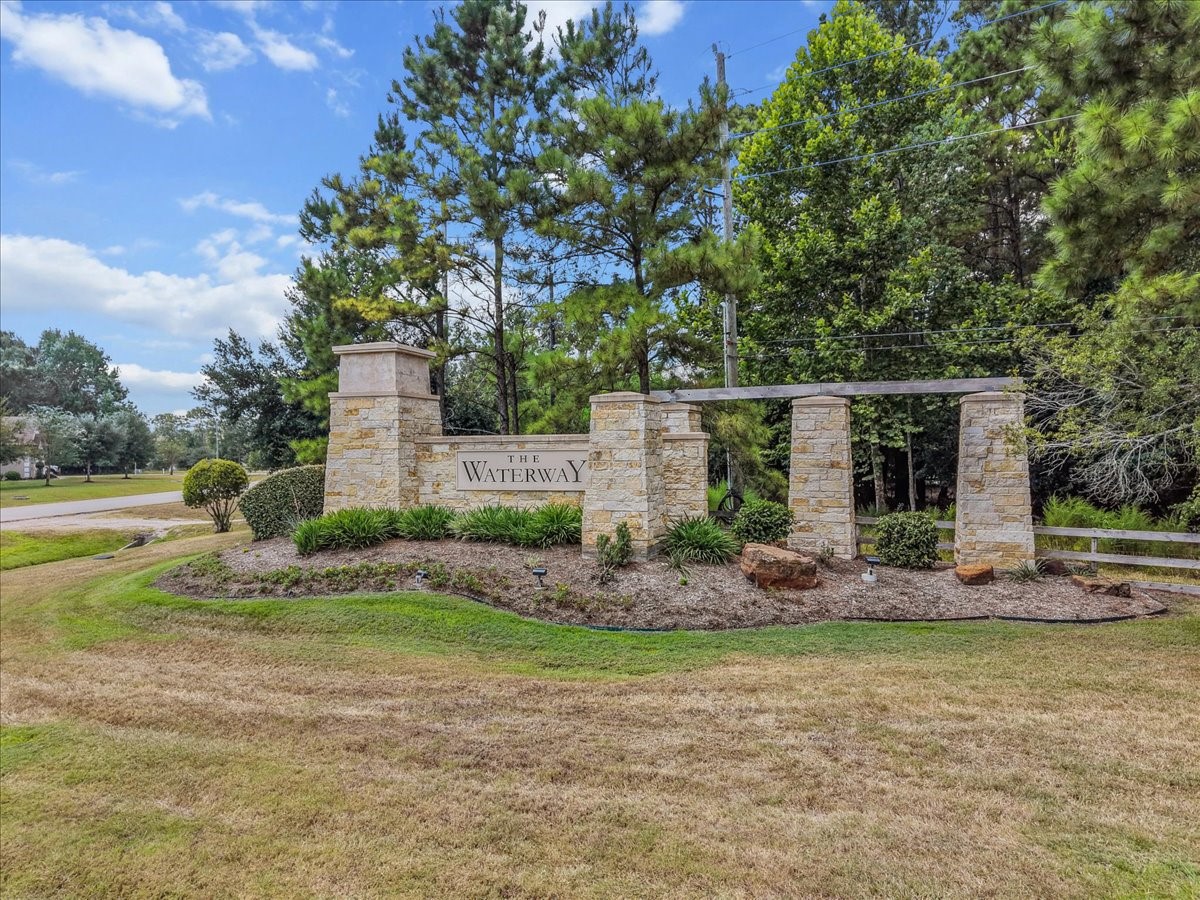 Welcome to The Waterway within The Commons of Lake Houston, where neighborhood amenities meet a relaxed country atmosphere.