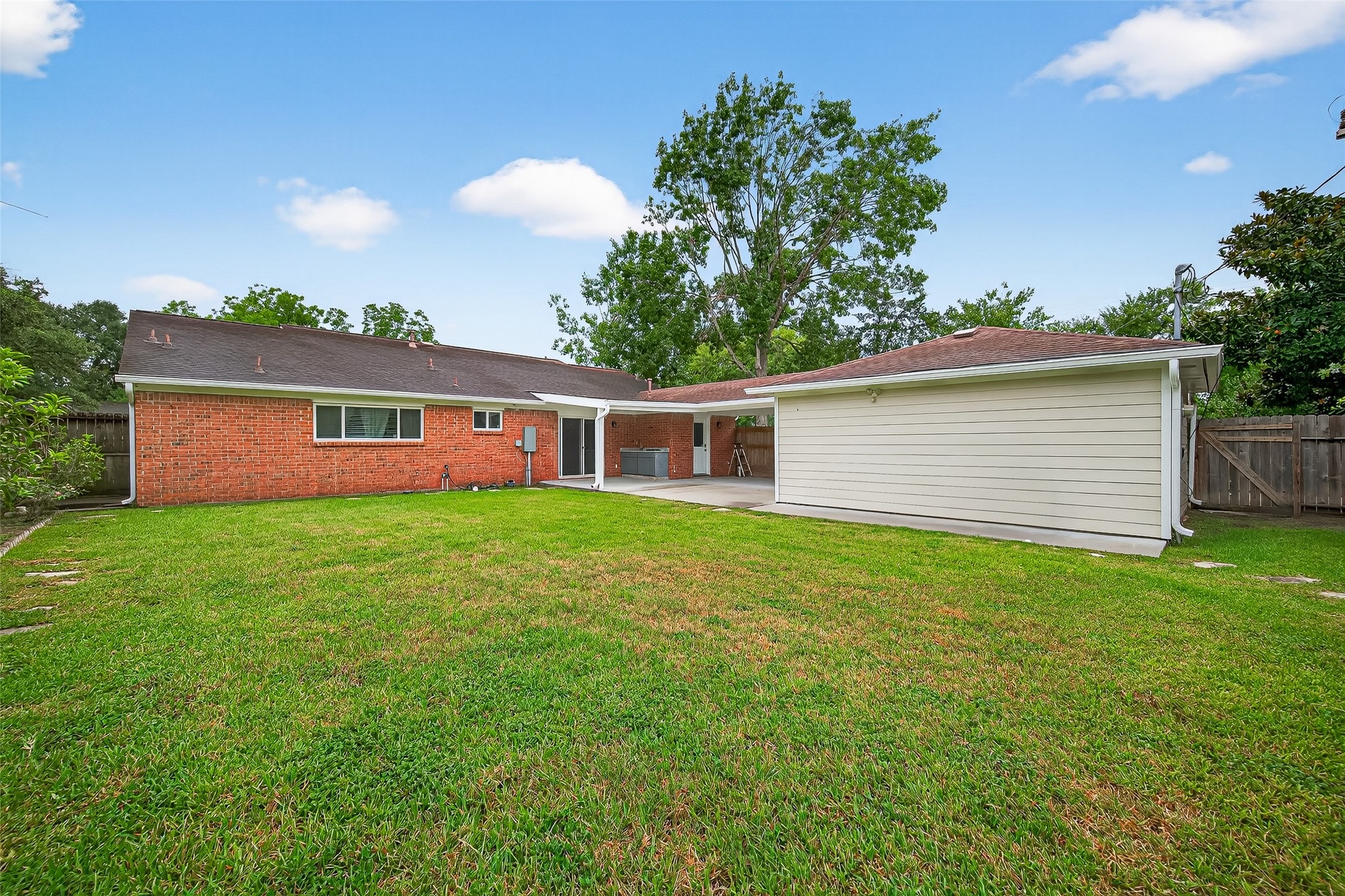 8530 Roos Road, Houston, TX 77036