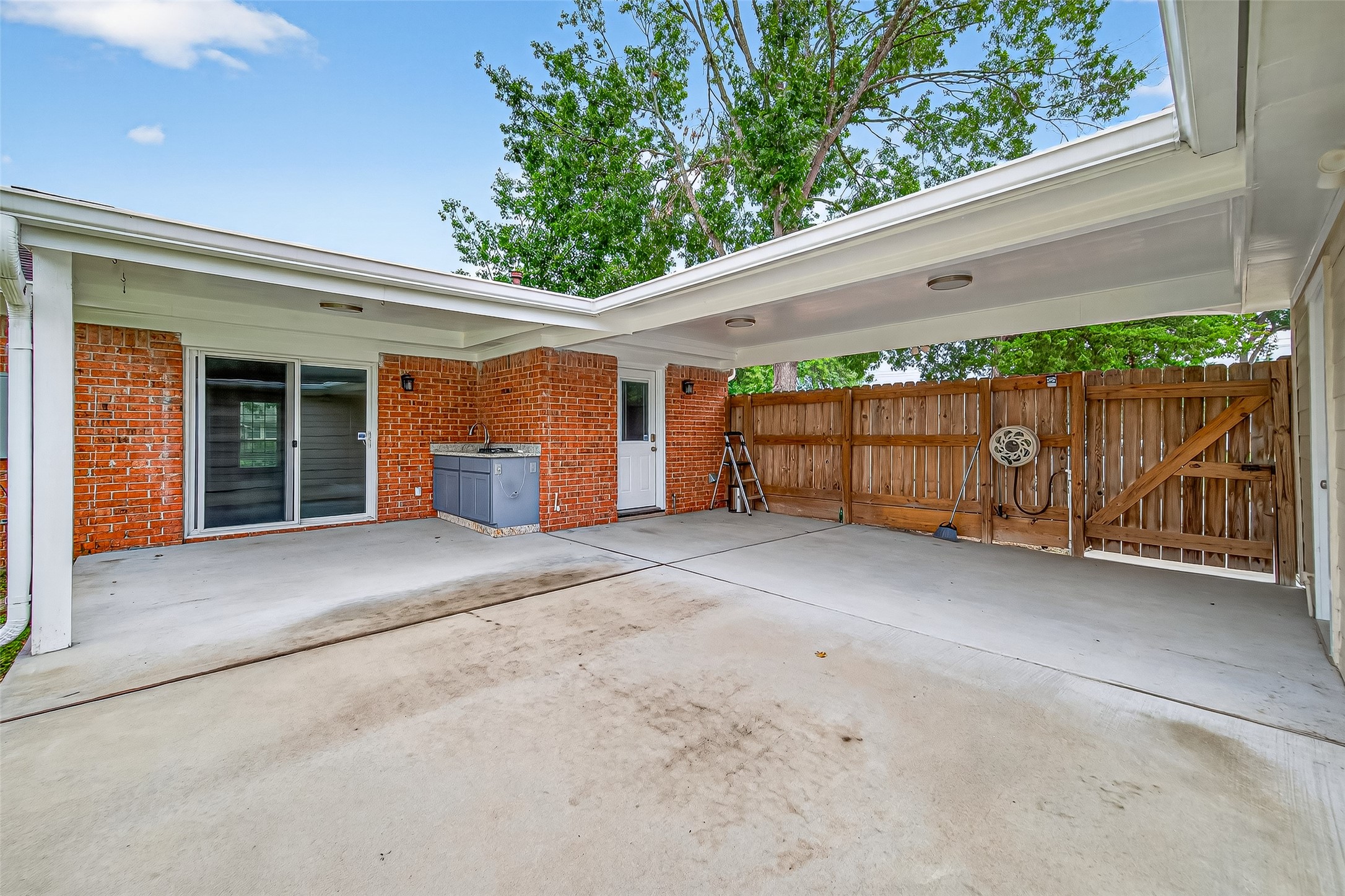 8530 Roos Road, Houston, TX 77036