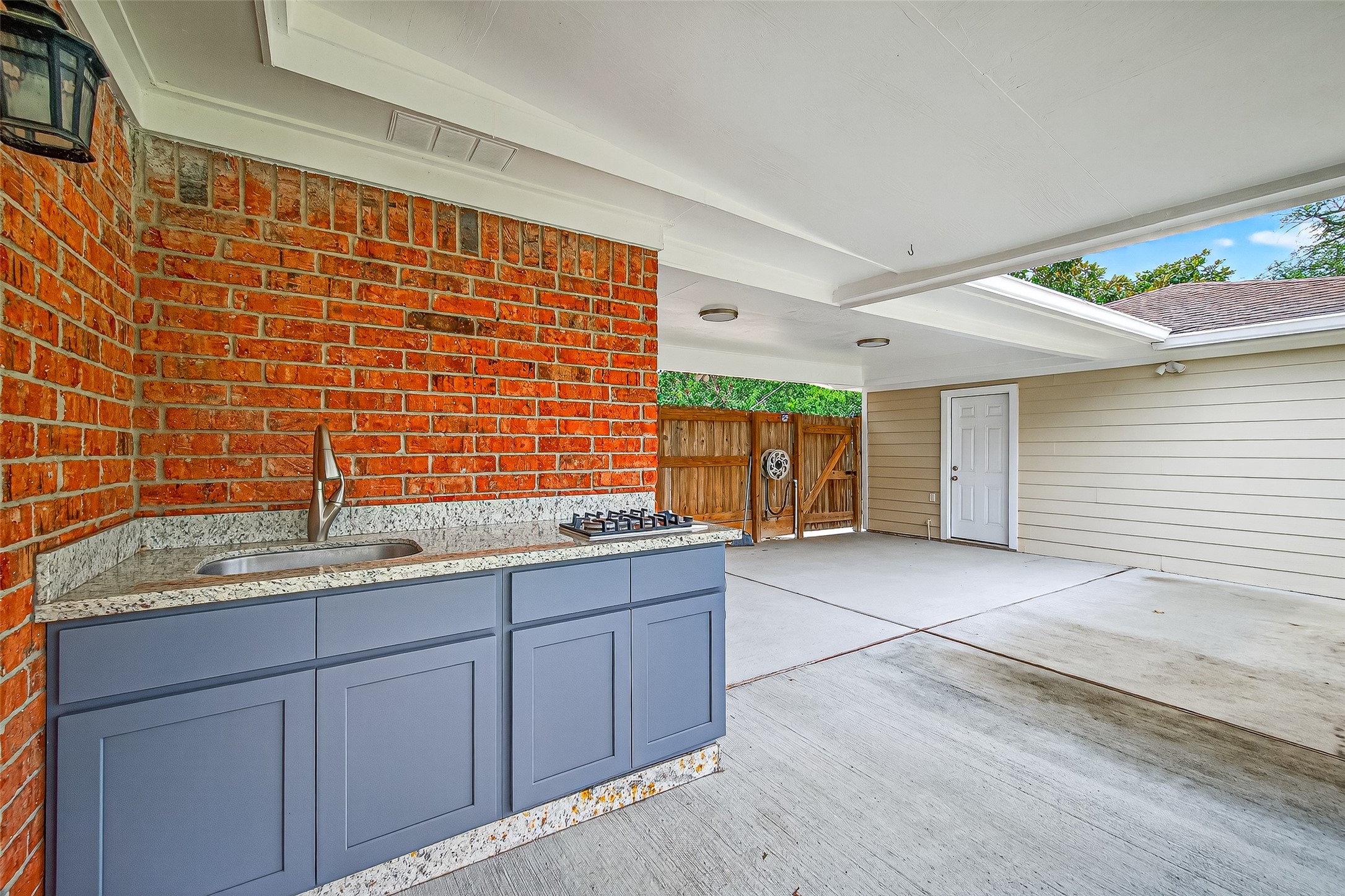 8530 Roos Road, Houston, TX 77036