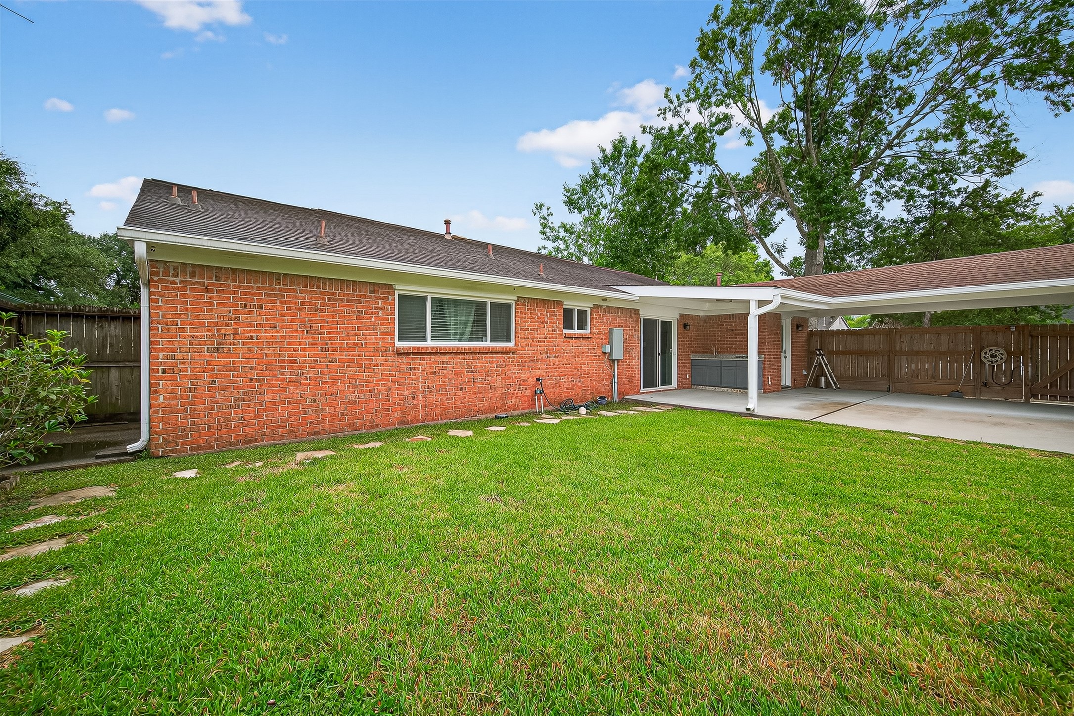 8530 Roos Road, Houston, TX 77036