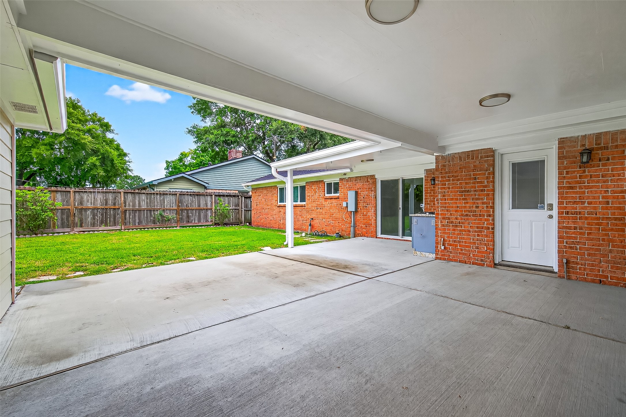 8530 Roos Road, Houston, TX 77036