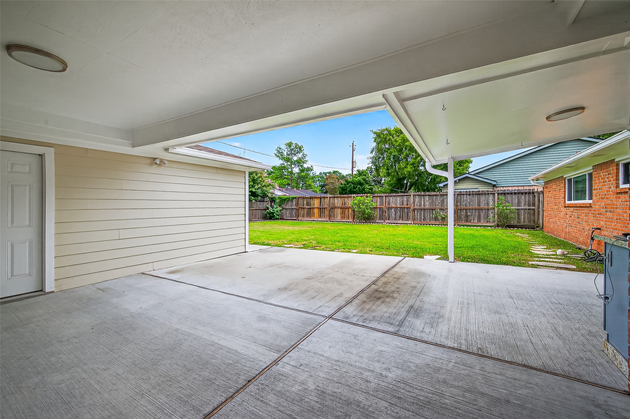8530 Roos Road, Houston, TX 77036