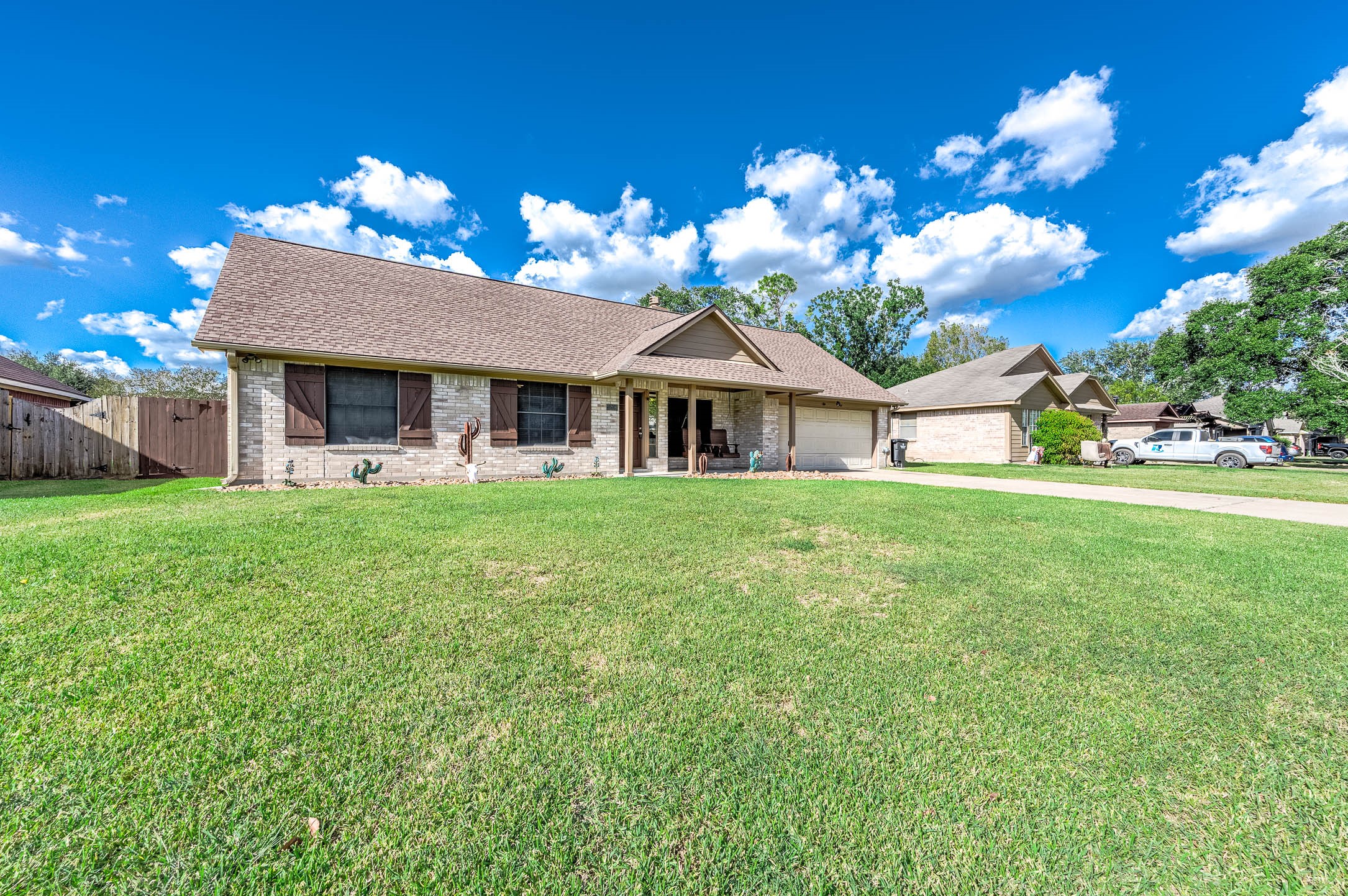 Big front yard! Big front yard!