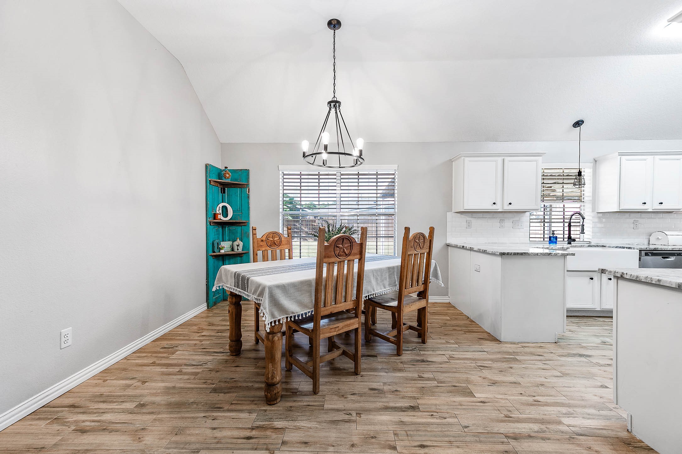 Large dining area, perfect light fixture, high ceilings