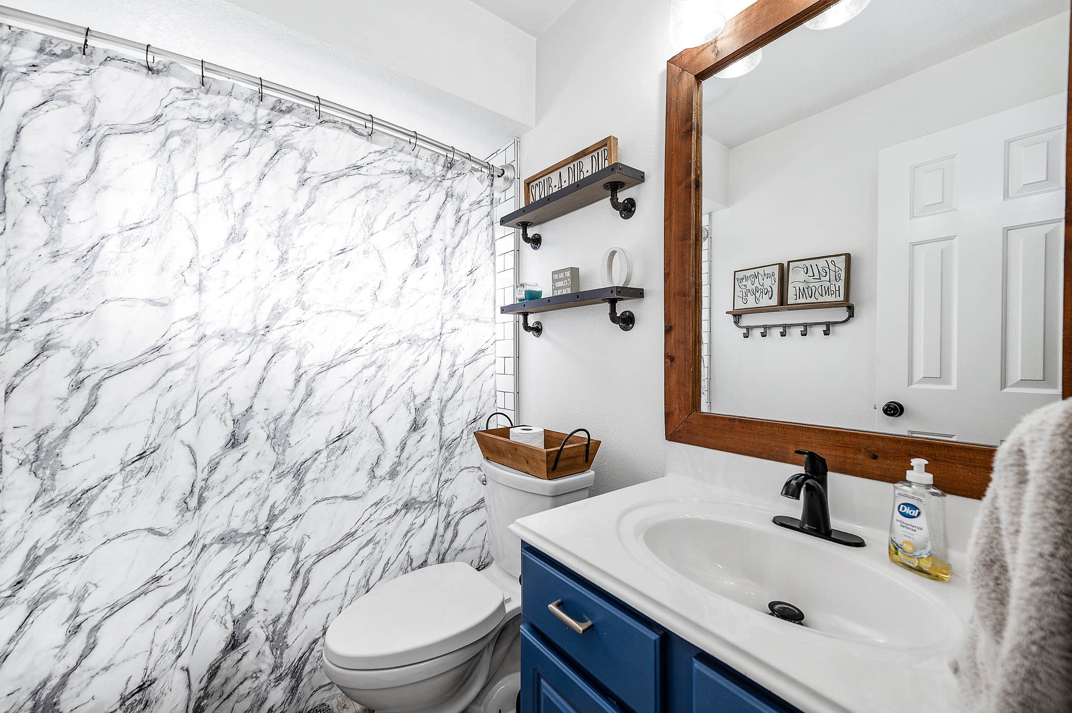 Guest bathroom with shower/tub combo!