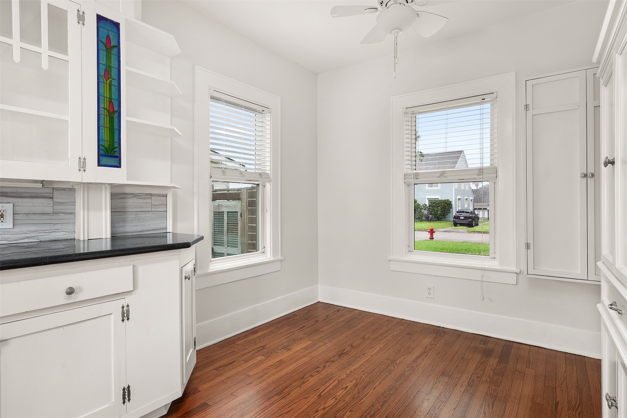 Bright breakfast nook next to the kitchen.