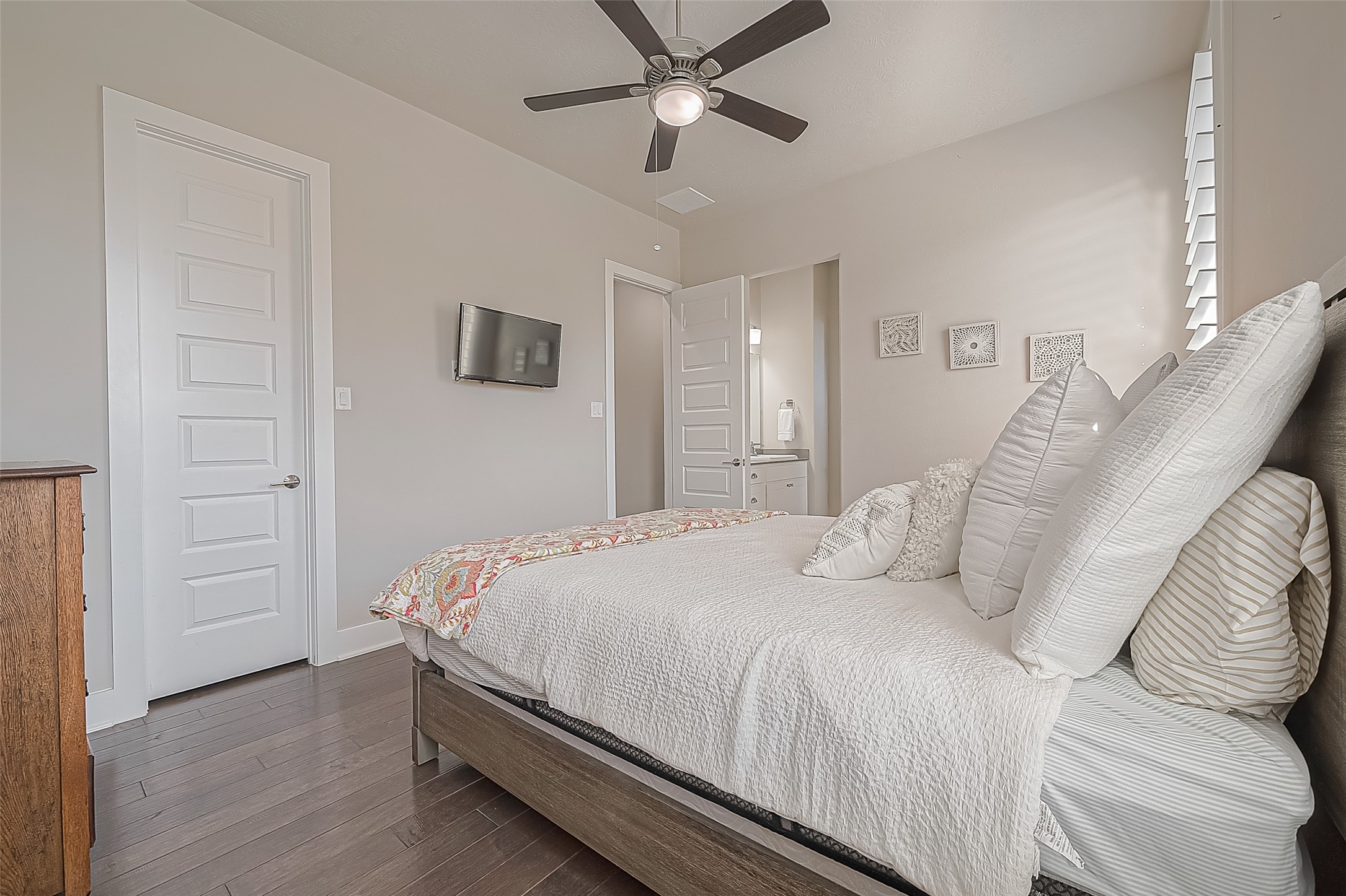 Alternate view showing closet, bath, hallway to entry.