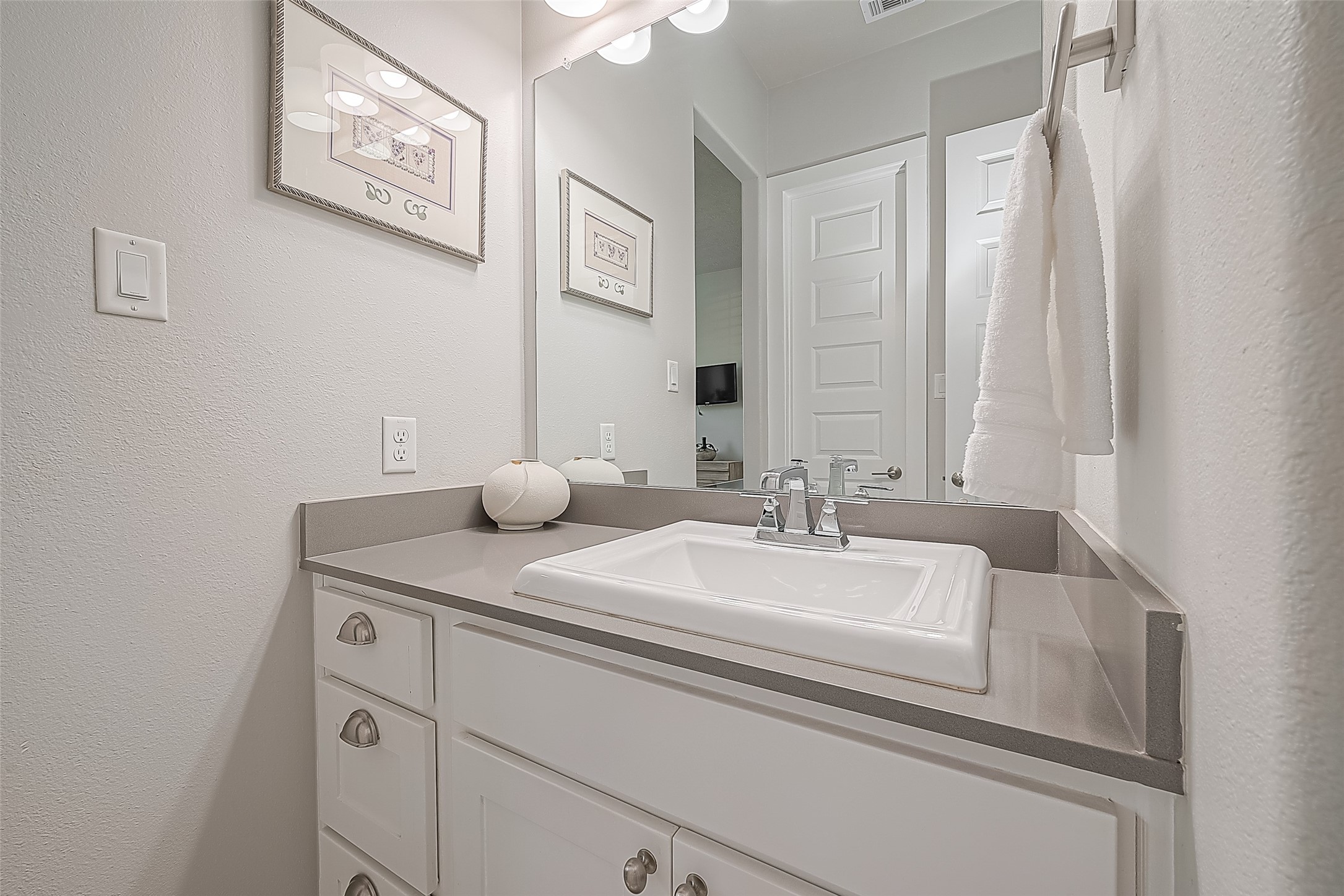 Vanity/sink area in Hollywood bath room.