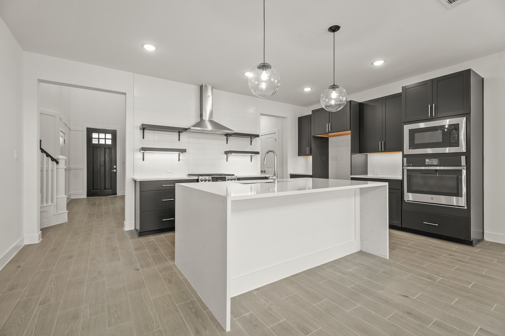 Gourmet island kitchen (*Photo not of actual home and used for illustration purposes only. Colors/finishes may differ from the ones currently selected in the home.)