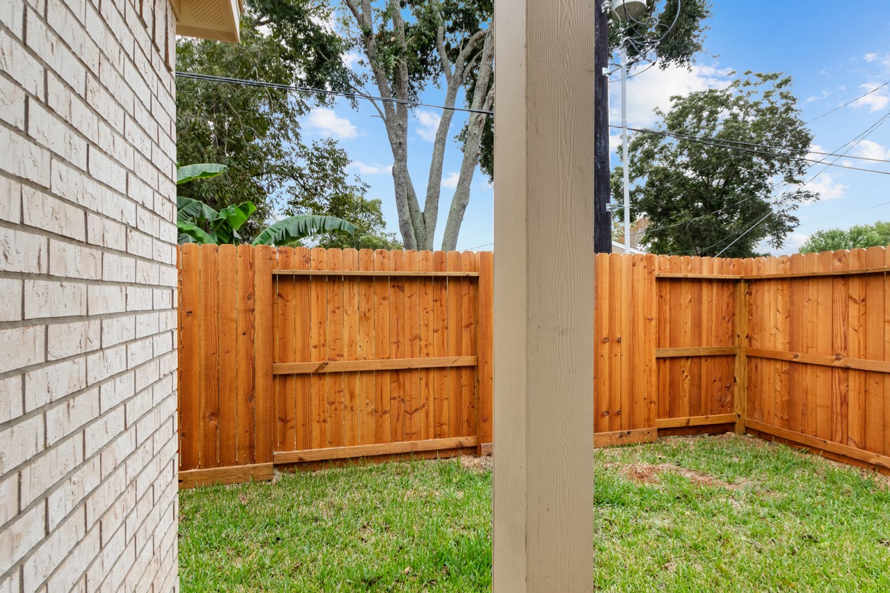 142B College Street, Fresno, TX 77545