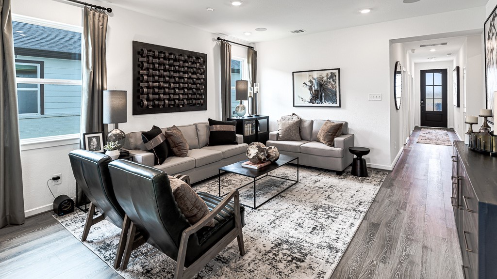 Great open design to enjoy family and friends surrounded in high end style and beauty. Gorgeous windows fill the room with natural lighting, and are adorned with elegant custom drapery.