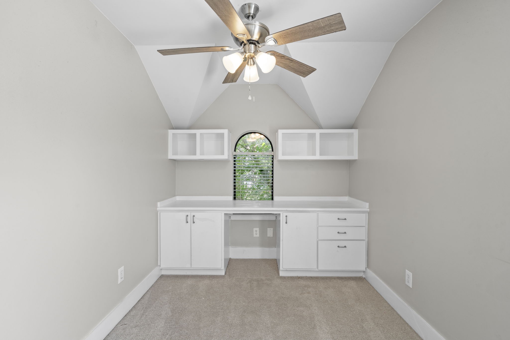 The built-in desk area adds a thoughtful detail to the room, creating a natural place for work, study, or organization. It gives the space more purpose without taking away from its clean feel.