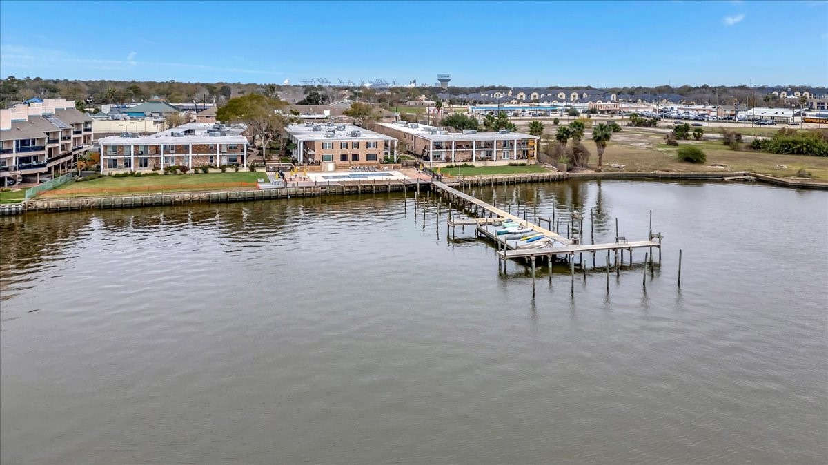 Welcome to this beautiful waterfront community! Come and enjoy everything it has to offergreen spaces, a saltwater pool, a pier, and so much more.