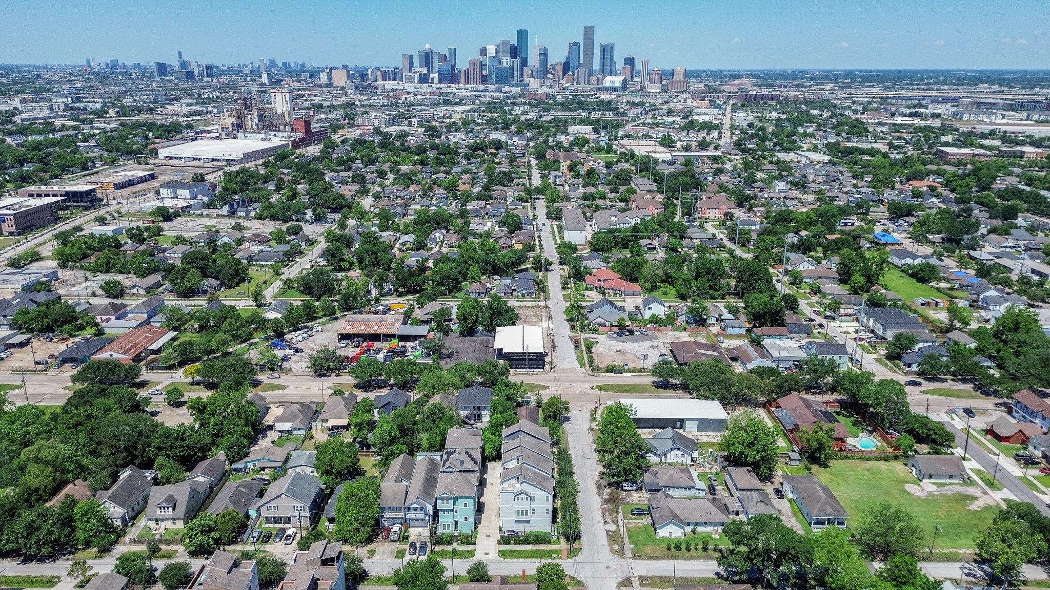 Downtown Houston is just minutes away, along with some of the areas most popular outdoor and dining destinations. Enjoy easy access to Mason Park, Buffalo Bayou Park trails, and Eastwood Park for hiking, biking, and recreation. Burnet Elementary and Lantrip Elementary are both within walking distance, while nearby Kroger, Starbucks, and well-known EaDo dining spots add to the convenience of this prime Inner Loop location.