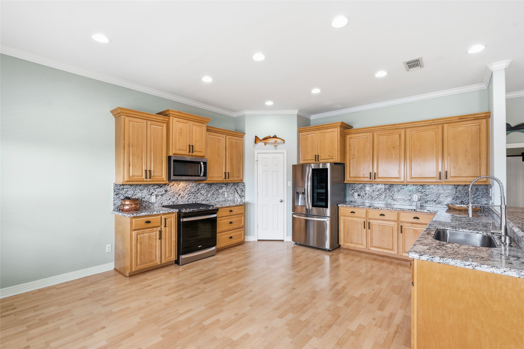 911 Bonita Street, Bayou Vista, TX 77563