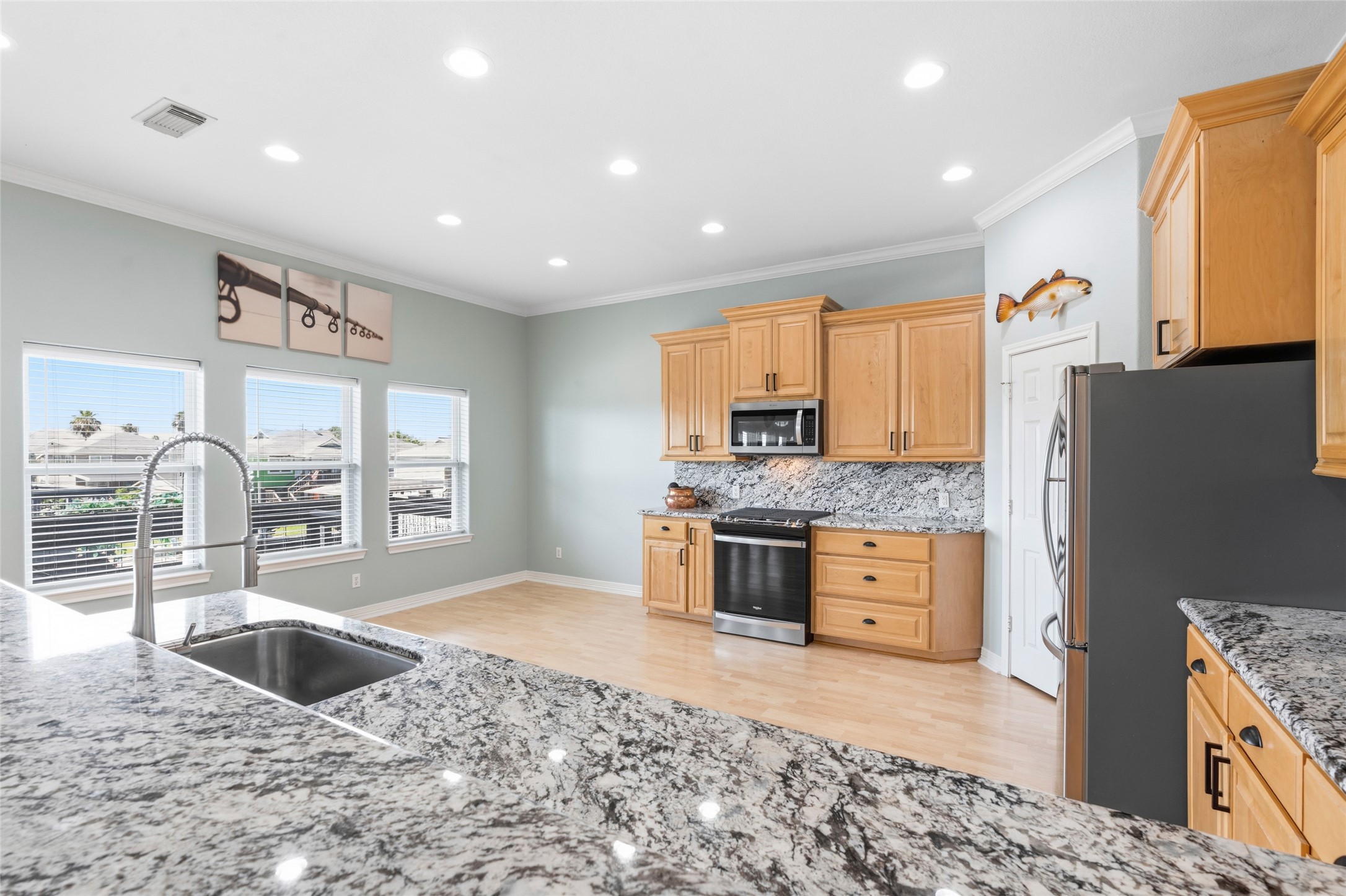 911 Bonita Street, Bayou Vista, TX 77563