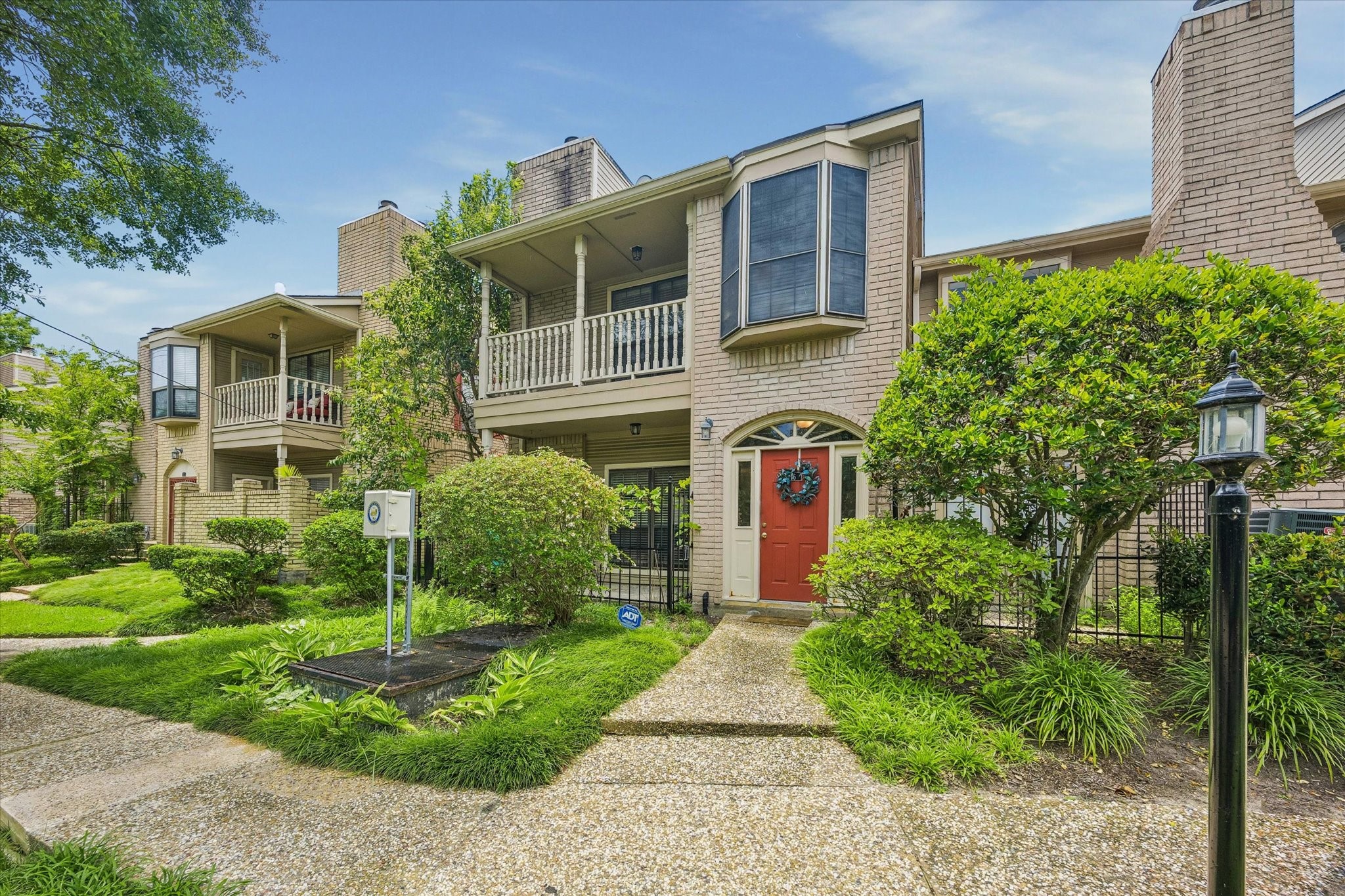 The Aida Younis Team presents 7350 Kirby Dr #6!