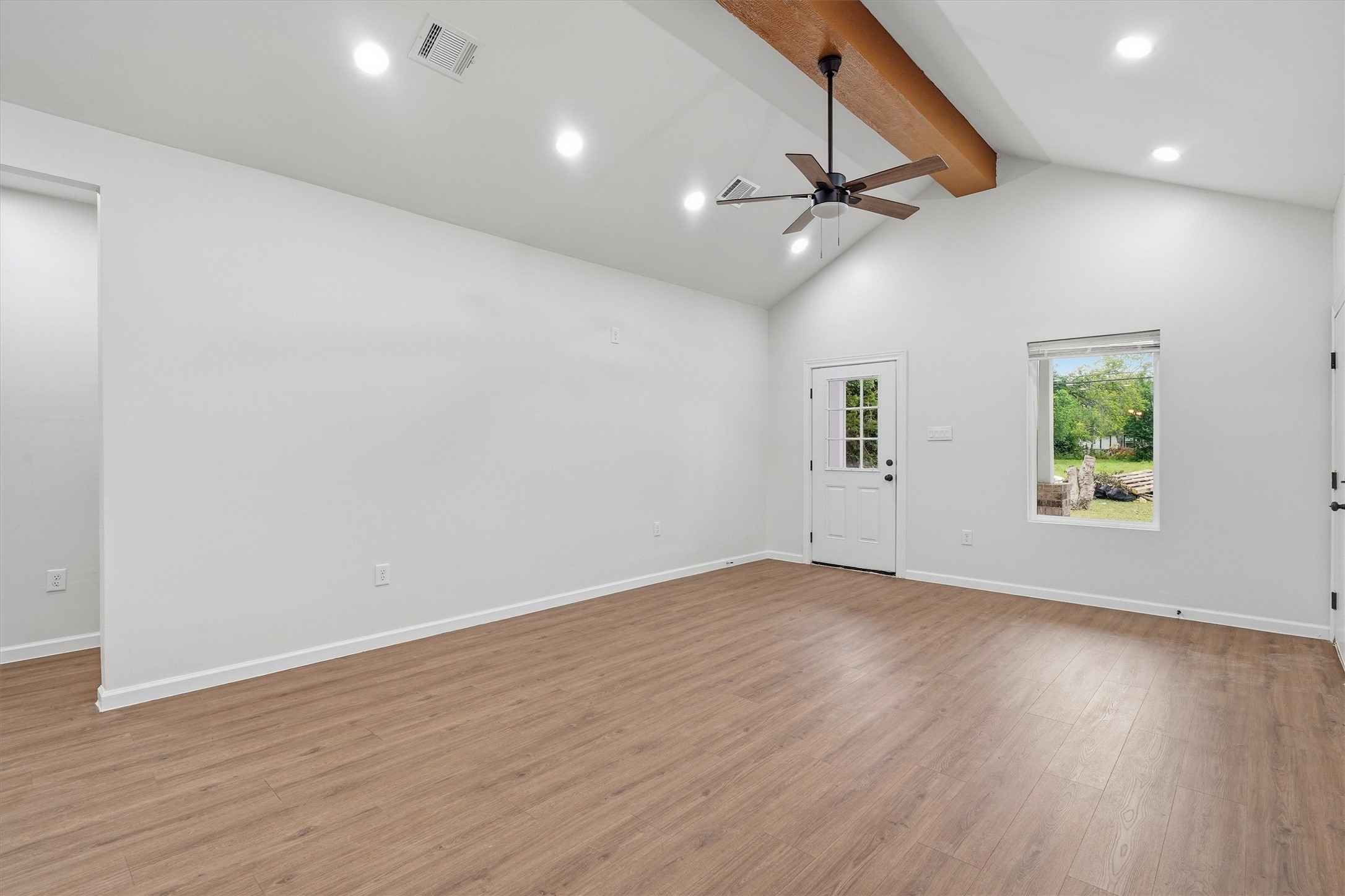 Living/dining combo space