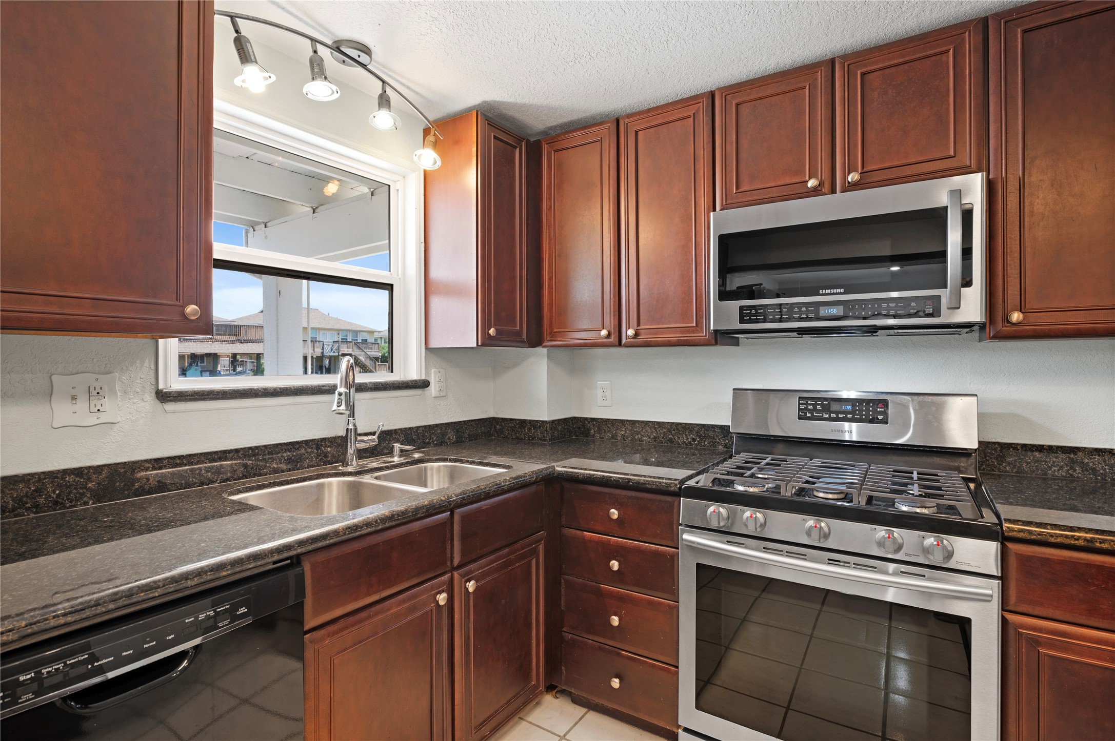 920 Bonita Street, Bayou Vista, TX 77563