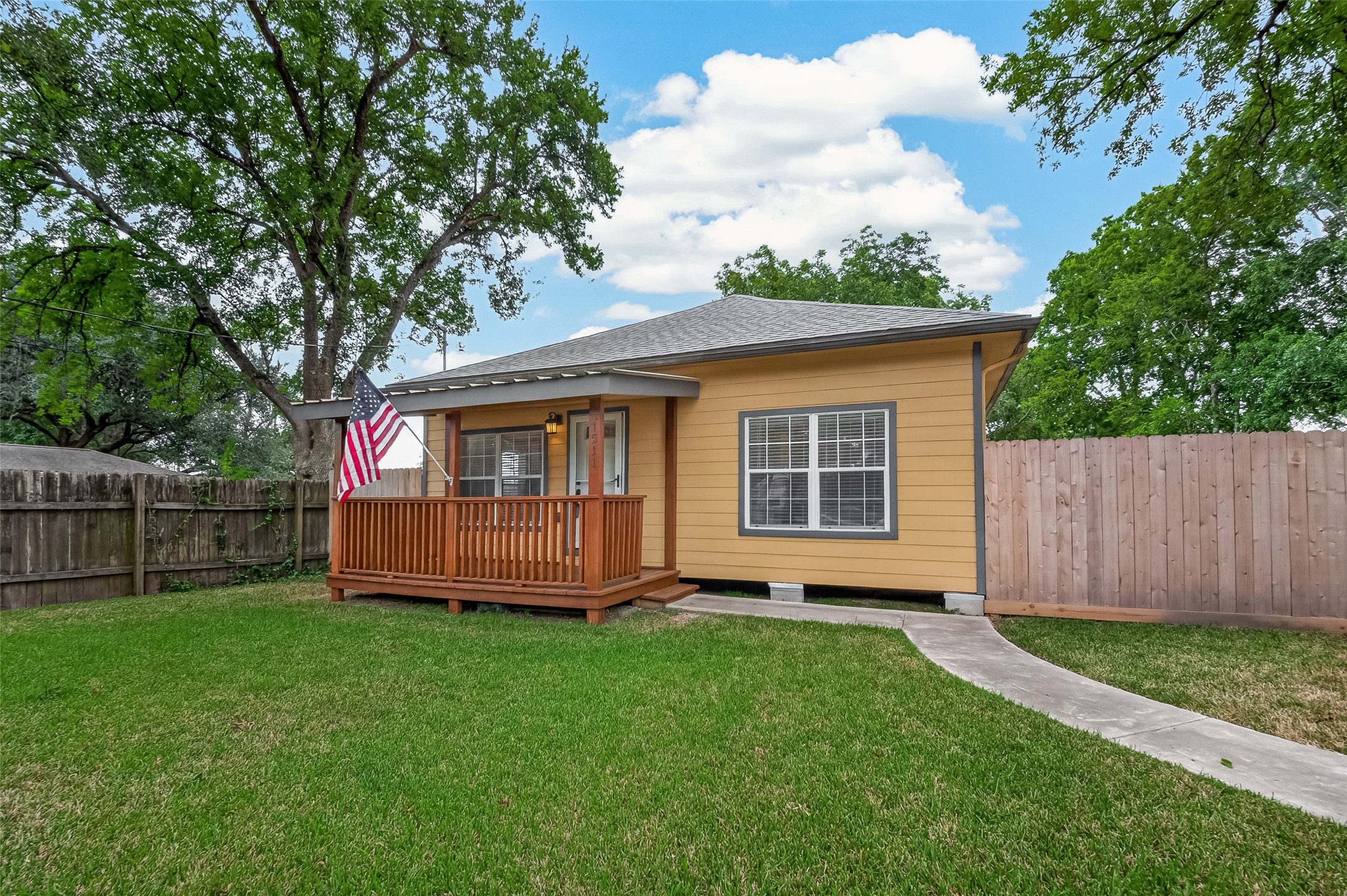 1511 W Dumble Street, Alvin, TX 77511