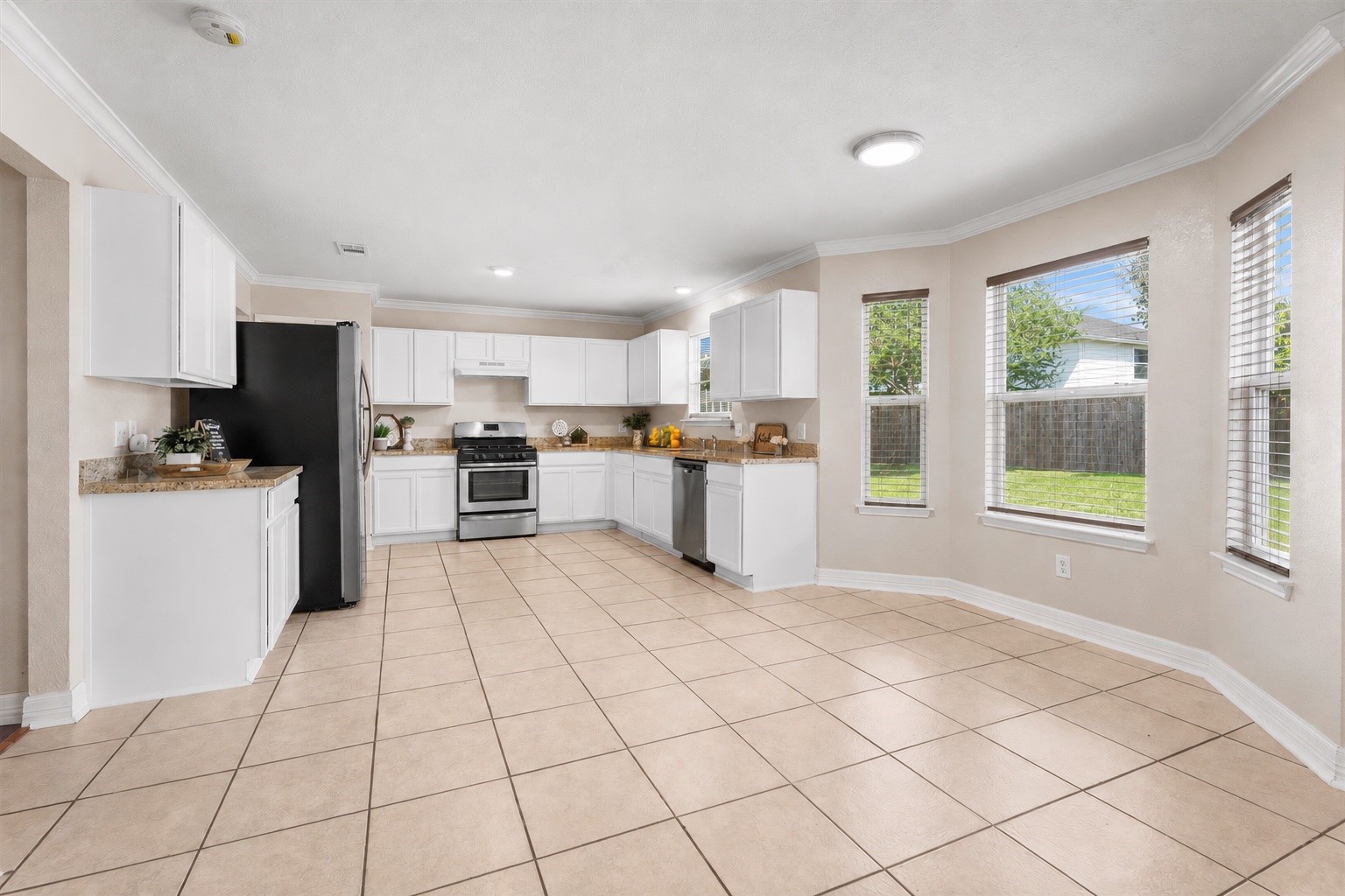 Bright breakfast area seamlessly connected to the kitchen, offering plenty of space for everyday dining.