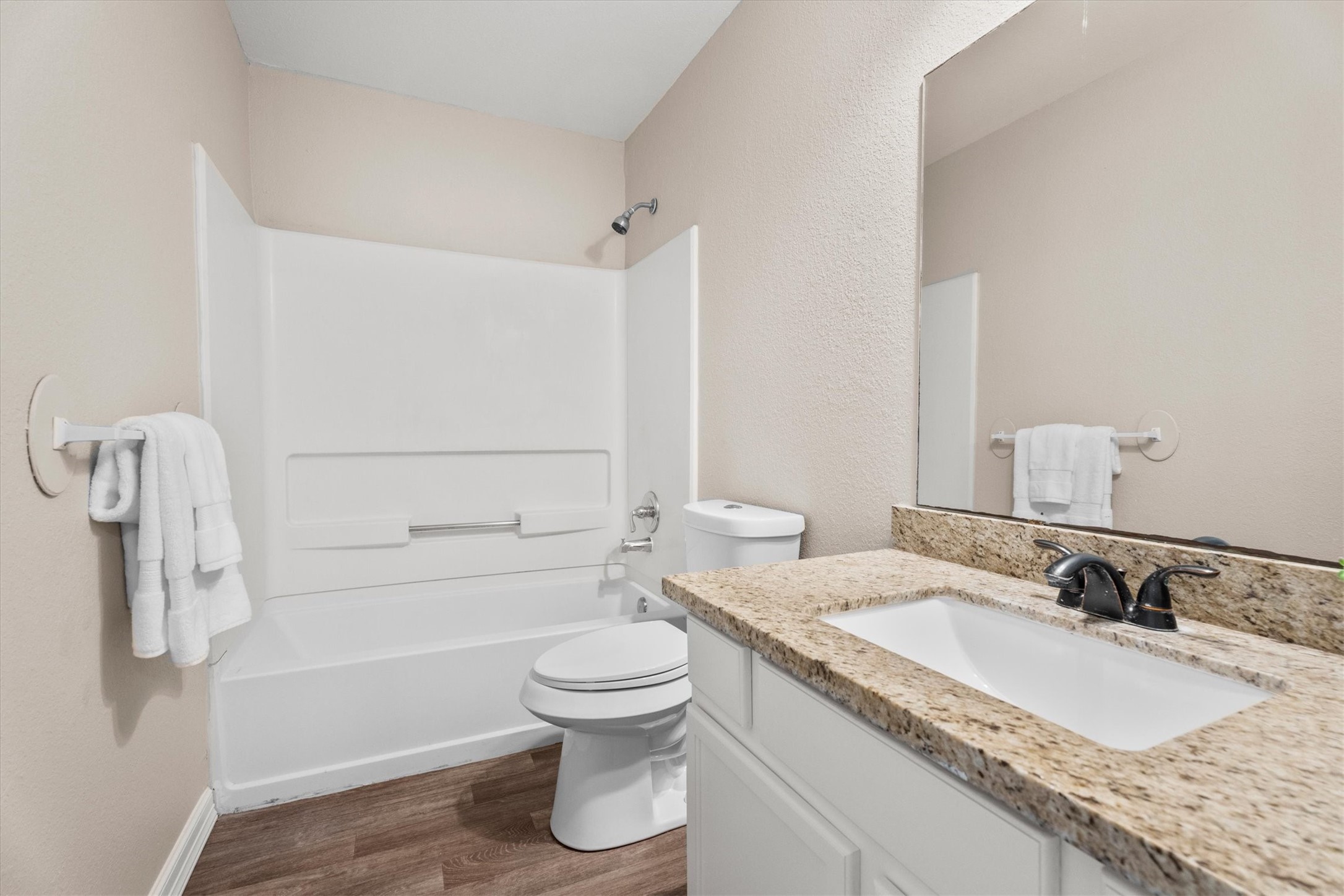 Full bathroom conveniently located between both secondary bedrooms.