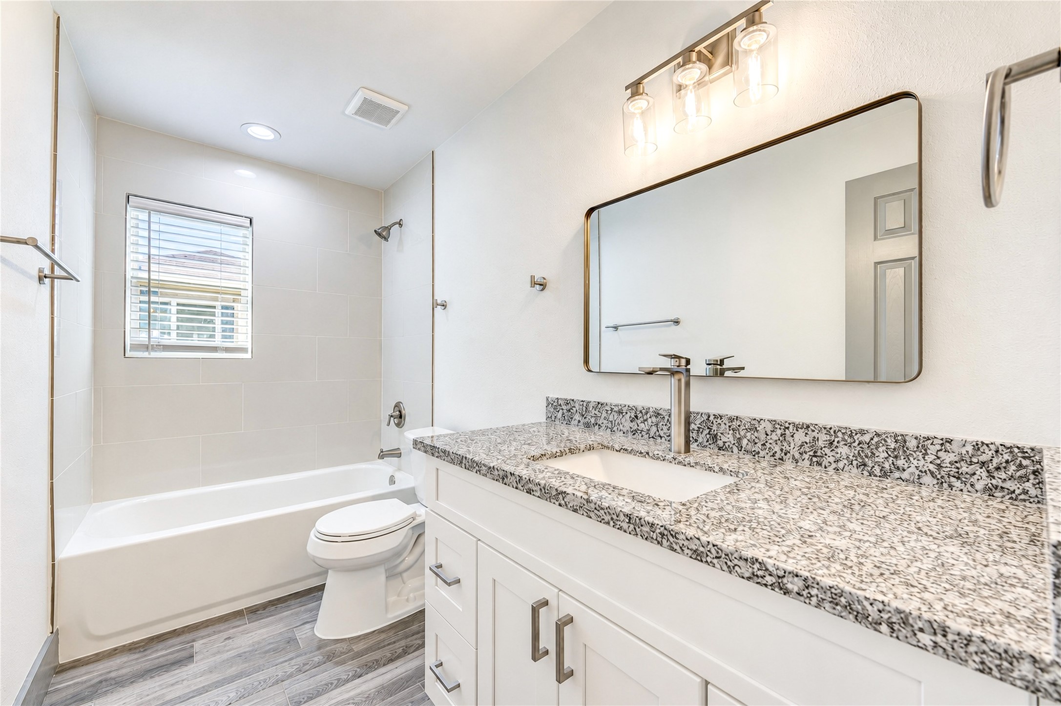 Beautiful and large bathroom. Beautiful and large bathroom.