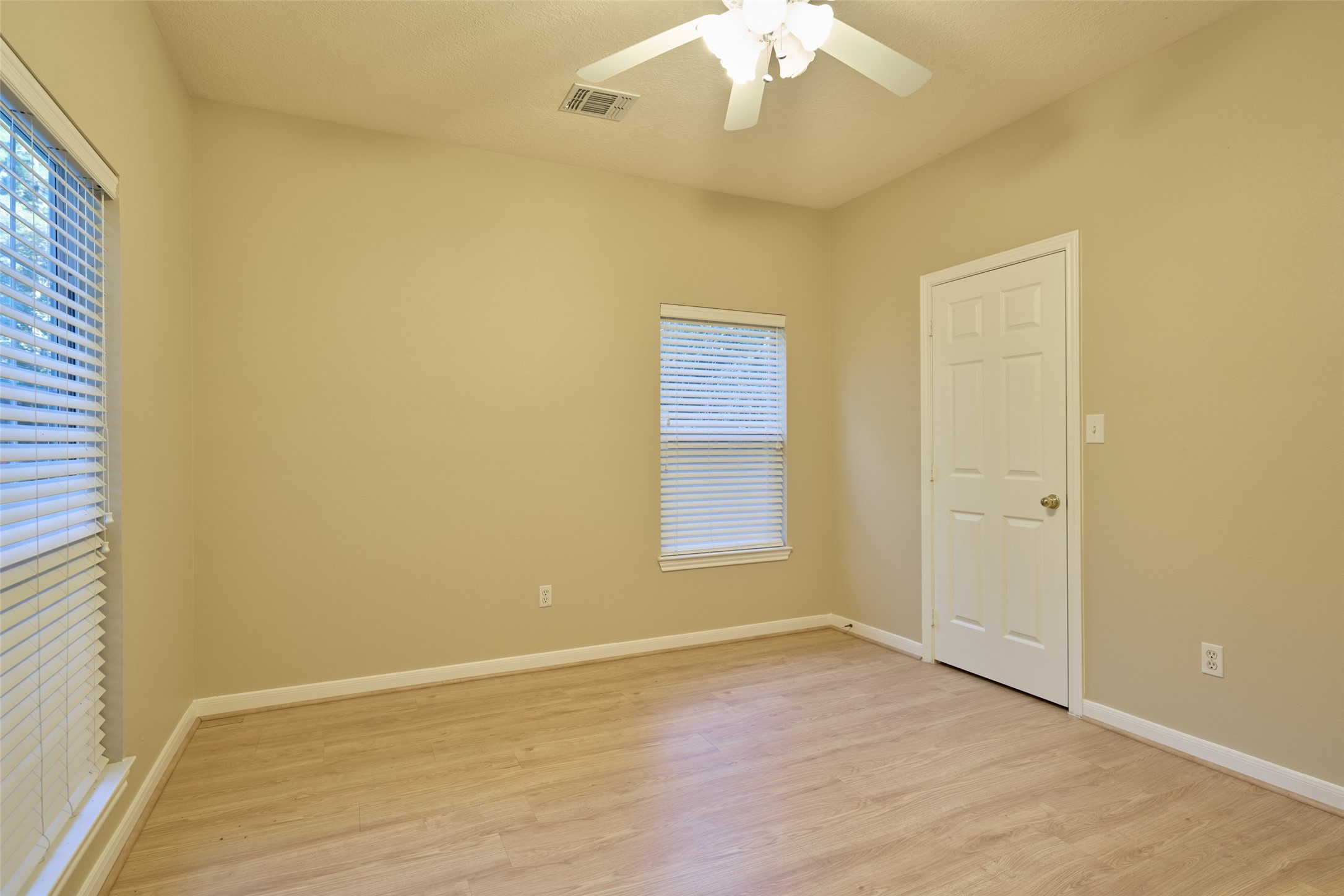 12 Timber Lane, Conroe, TX 77384