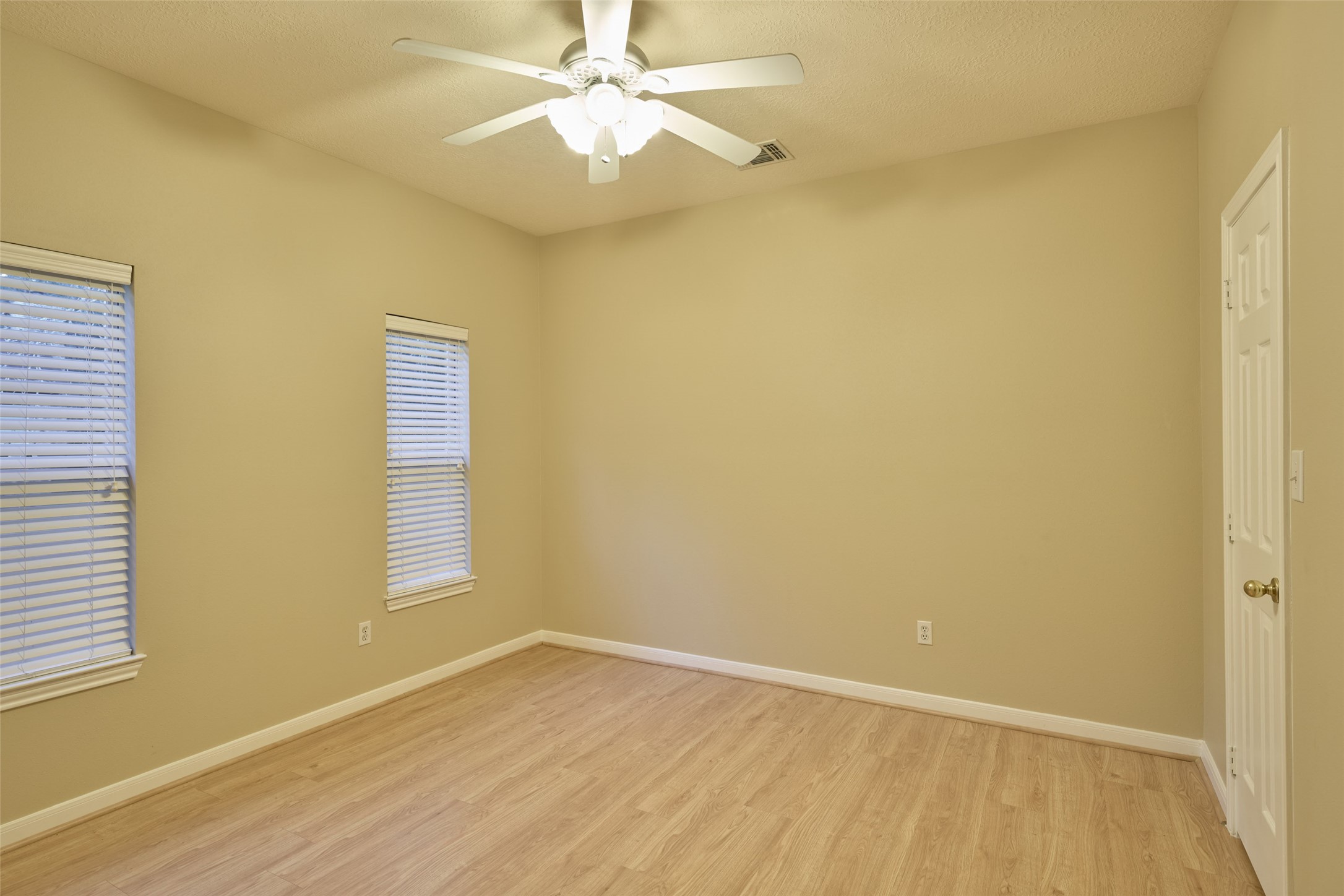 12 Timber Lane, Conroe, TX 77384