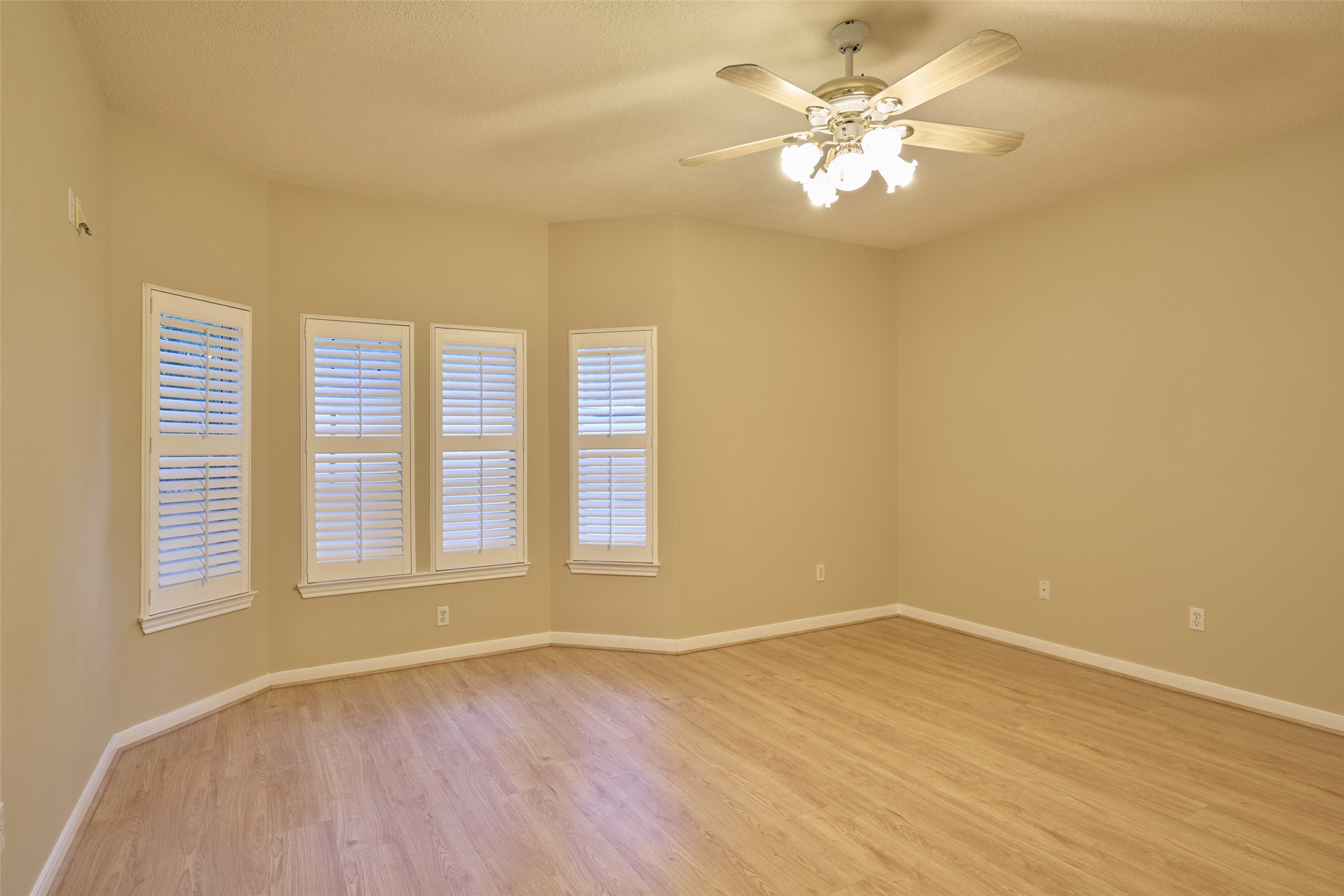 12 Timber Lane, Conroe, TX 77384