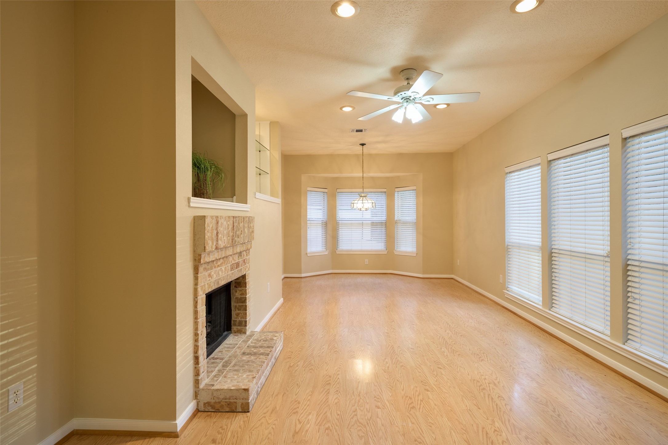 12 Timber Lane, Conroe, TX 77384