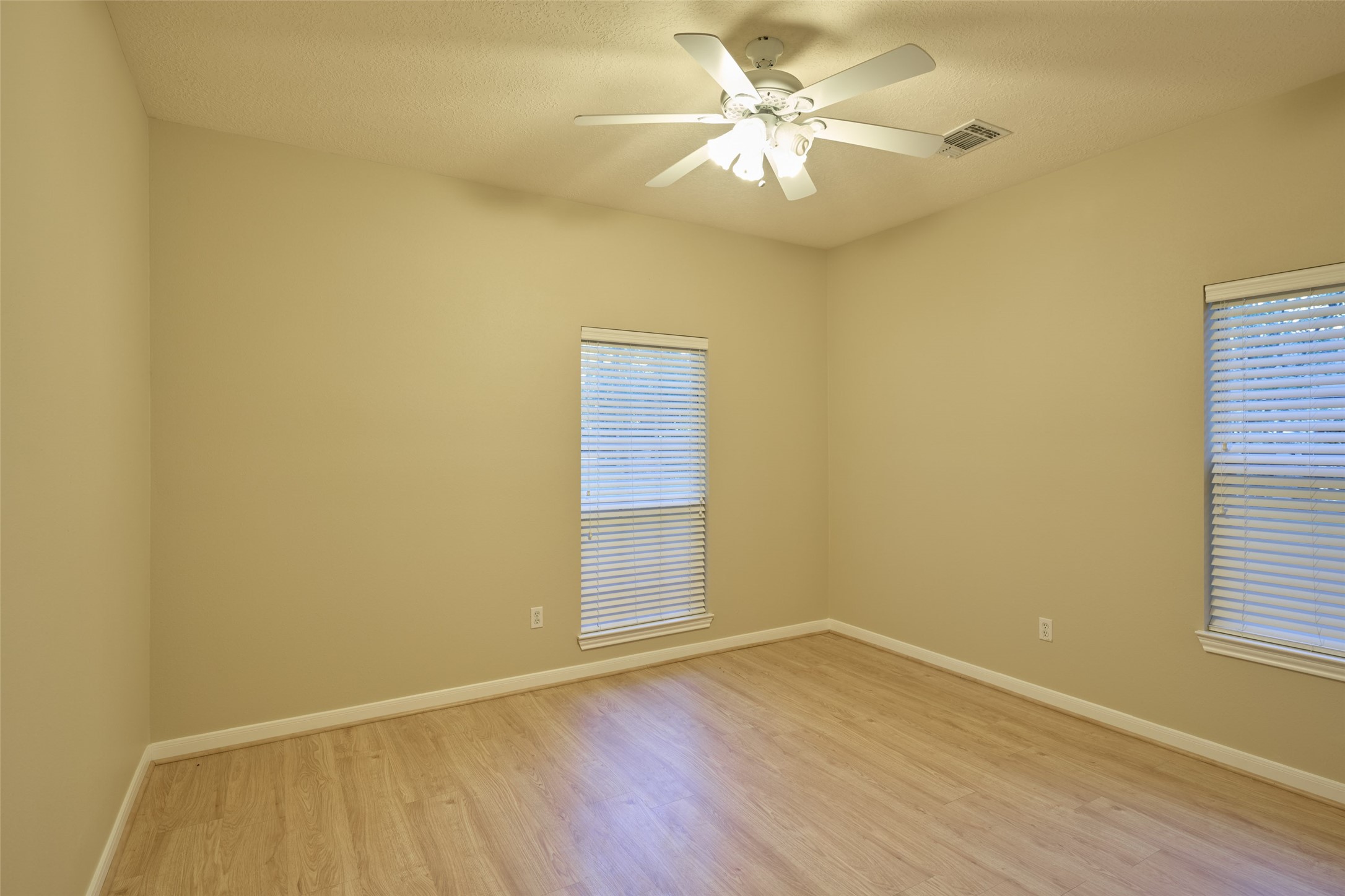 12 Timber Lane, Conroe, TX 77384