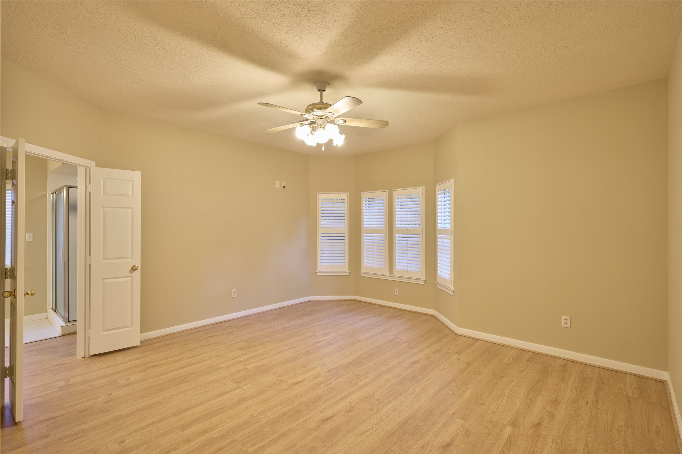12 Timber Lane, Conroe, TX 77384