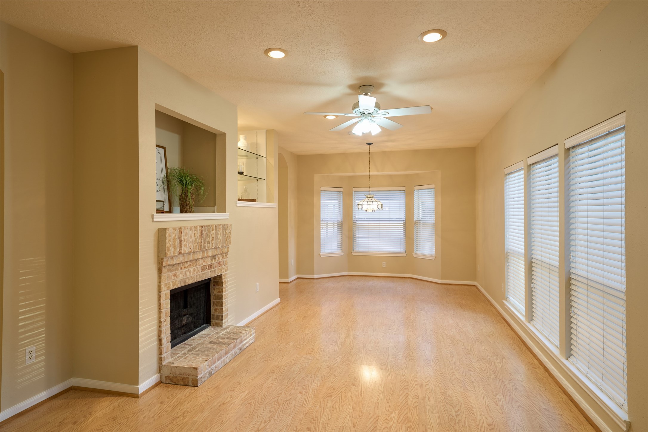 12 Timber Lane, Conroe, TX 77384