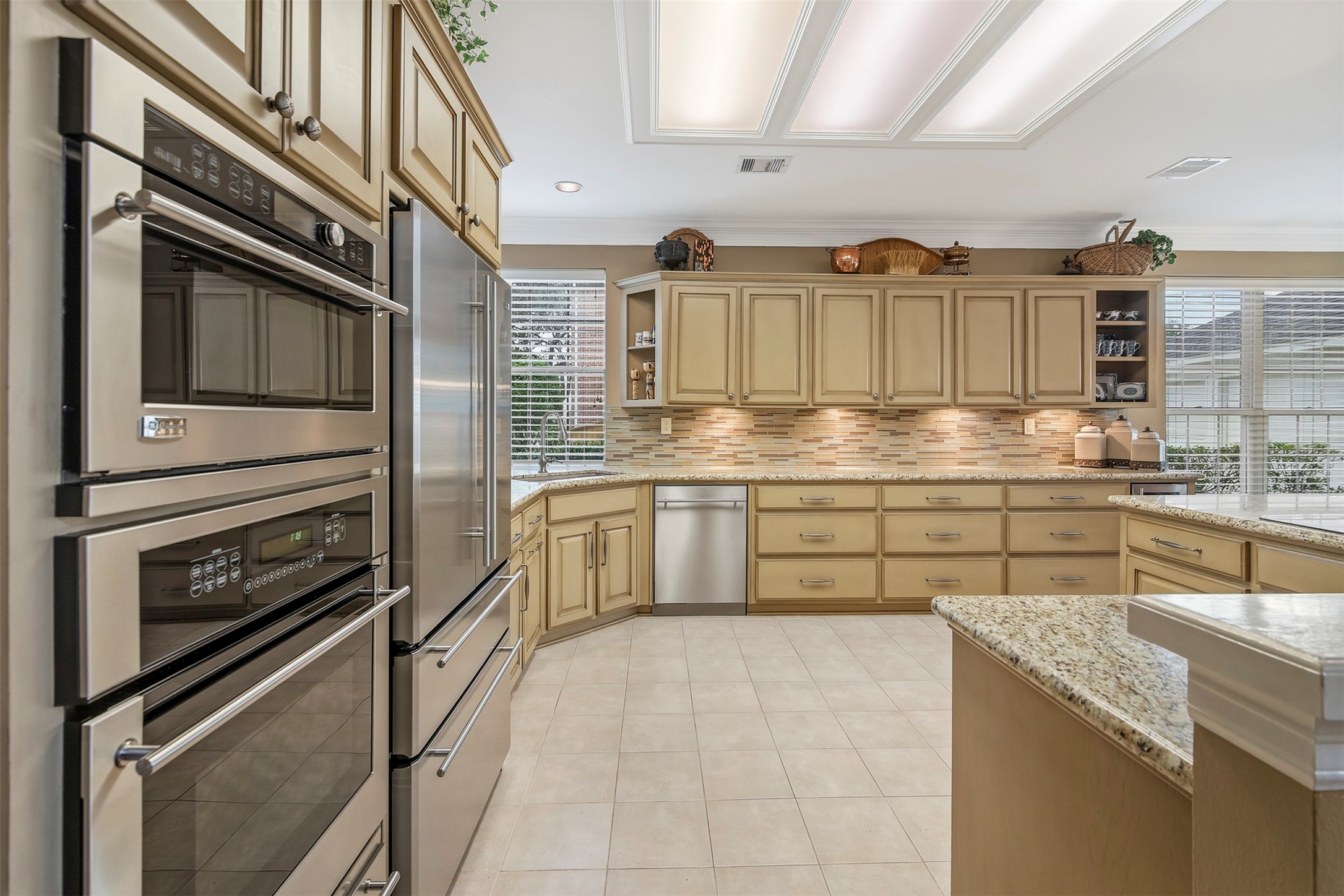 Kitchen also features double Stainless Steel ovens to include a convection oven.