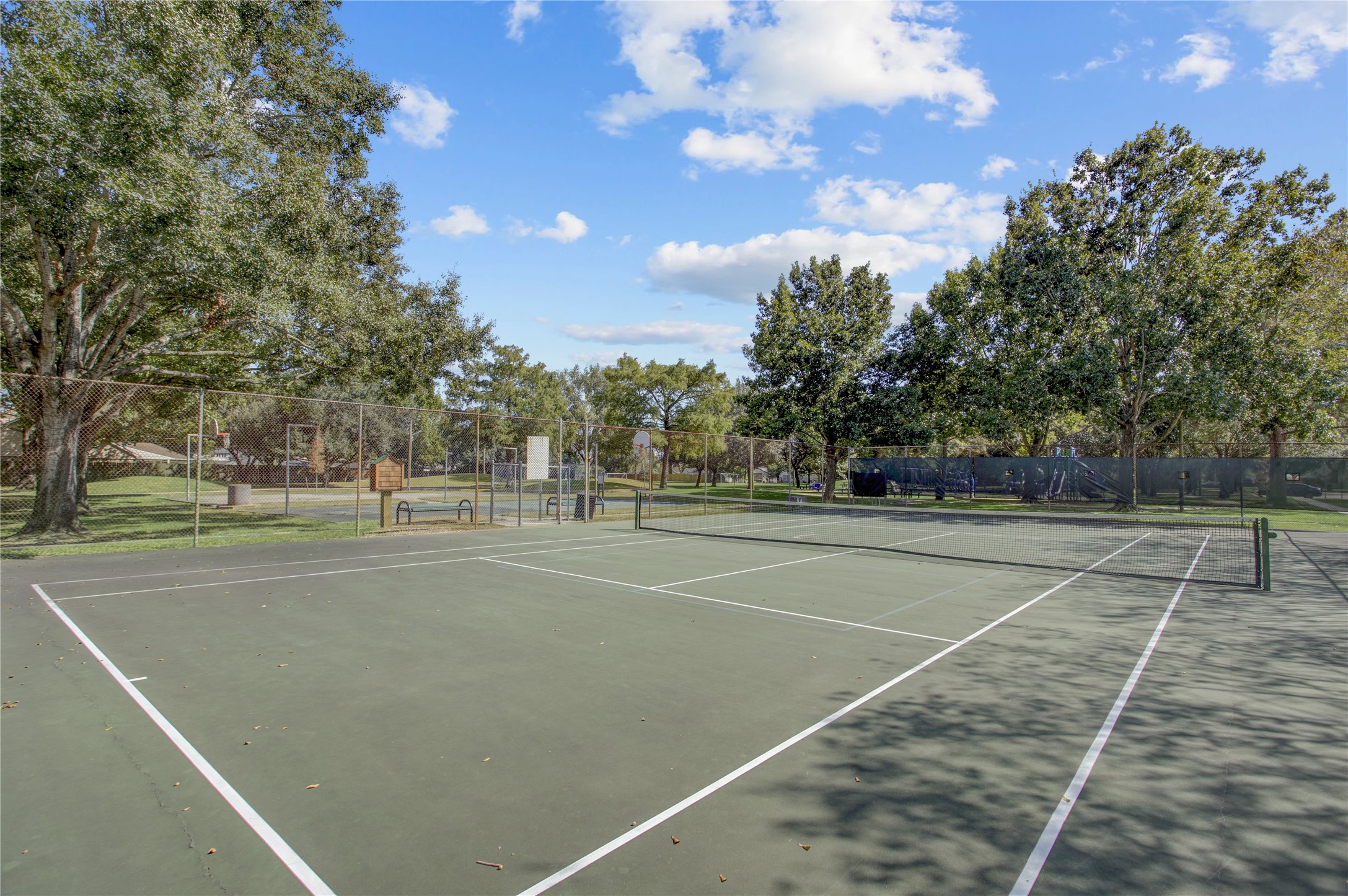 It also has a tennis court!