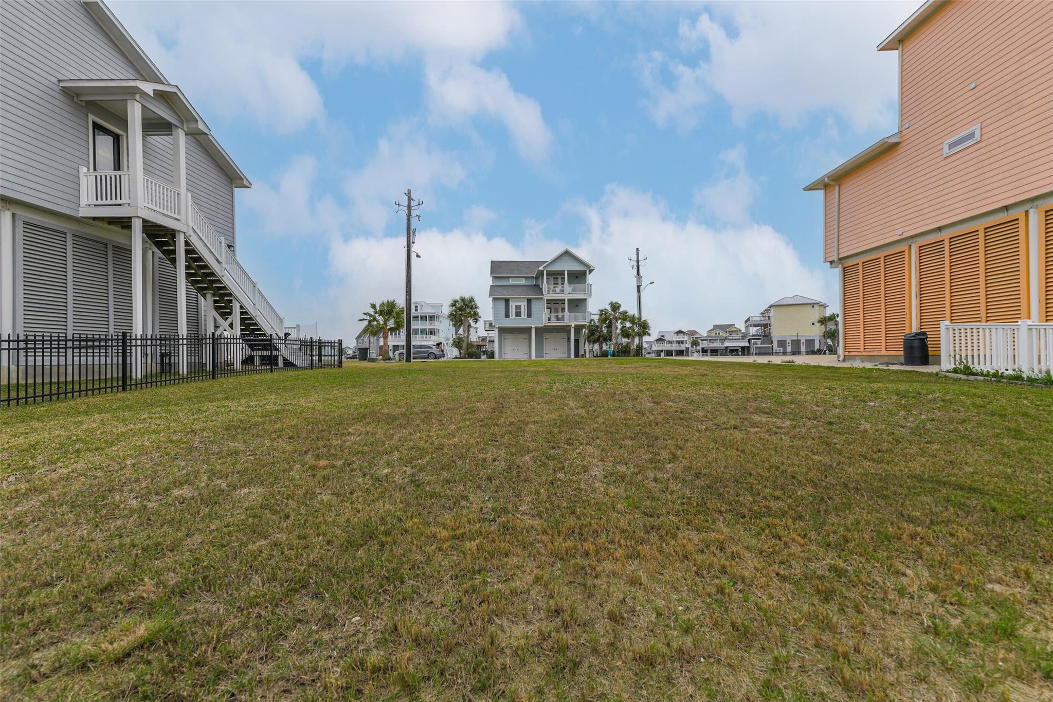 1618 Windsong Way, Tiki Island, TX 77554