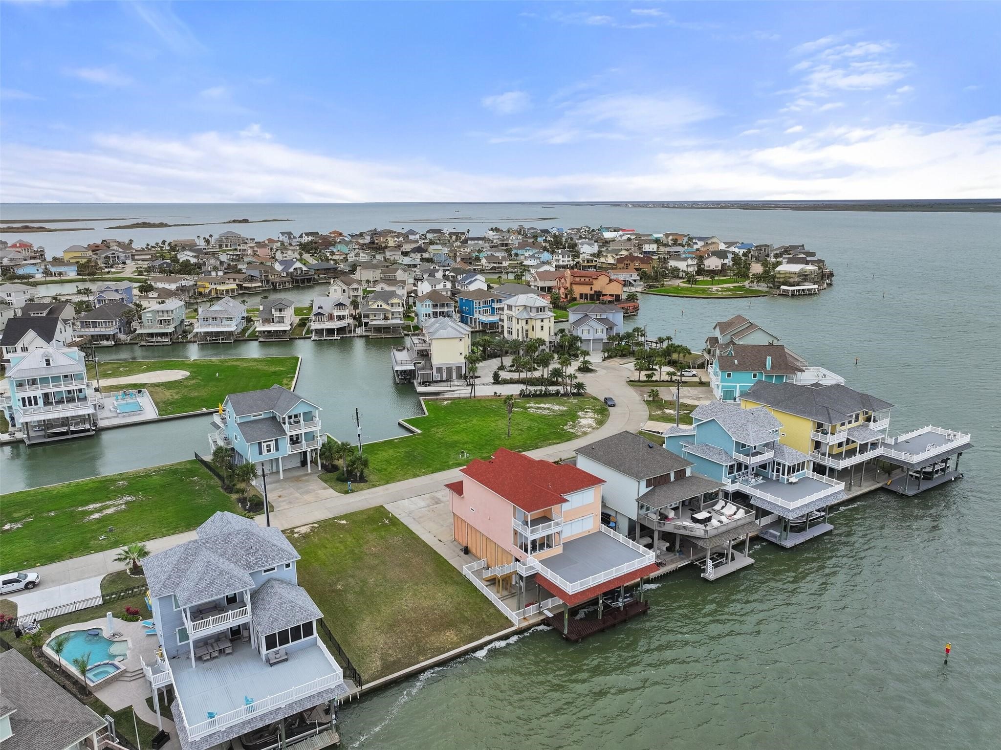 1618 Windsong Way, Tiki Island, TX 77554