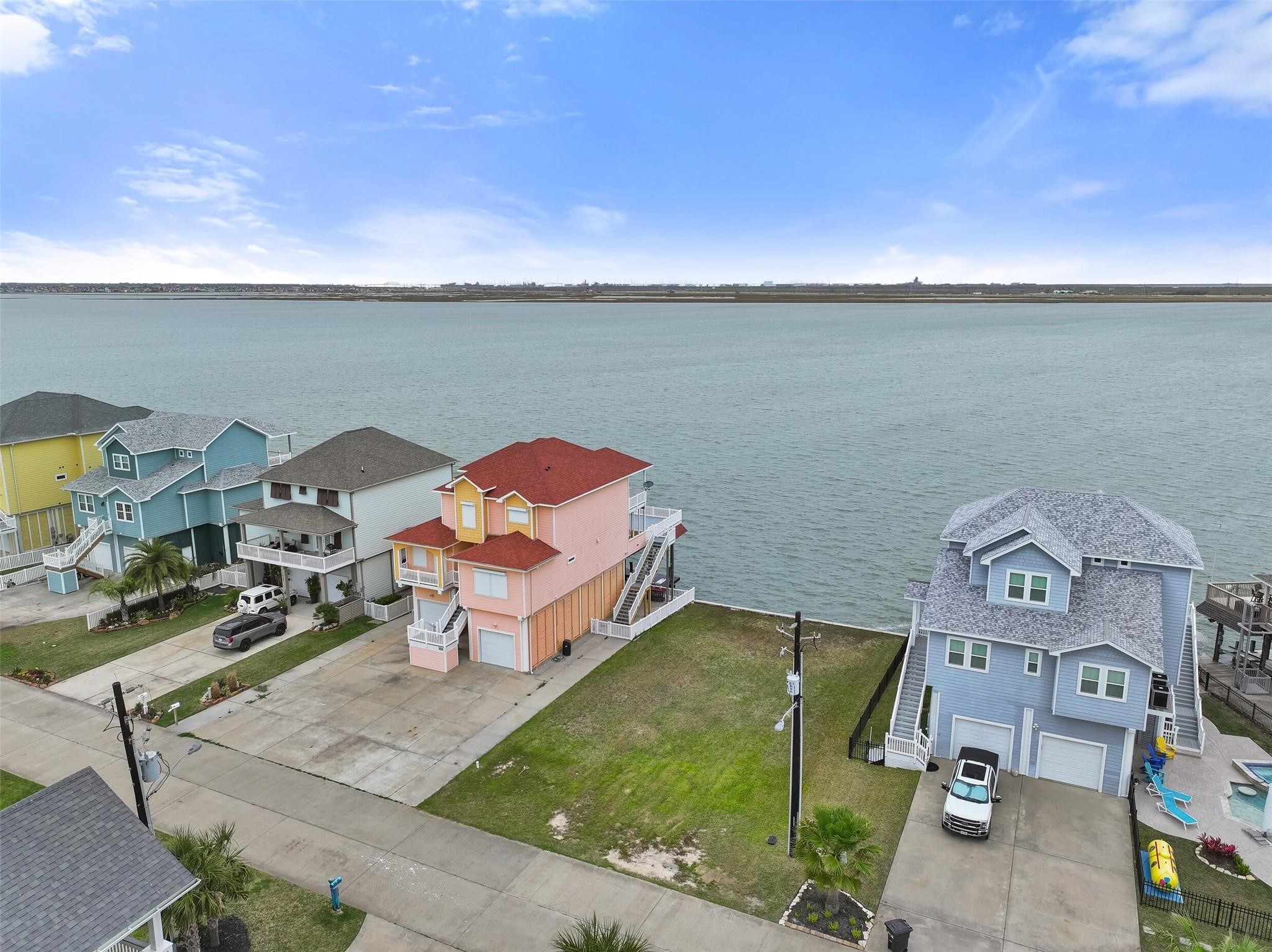1618 Windsong Way, Tiki Island, TX 77554
