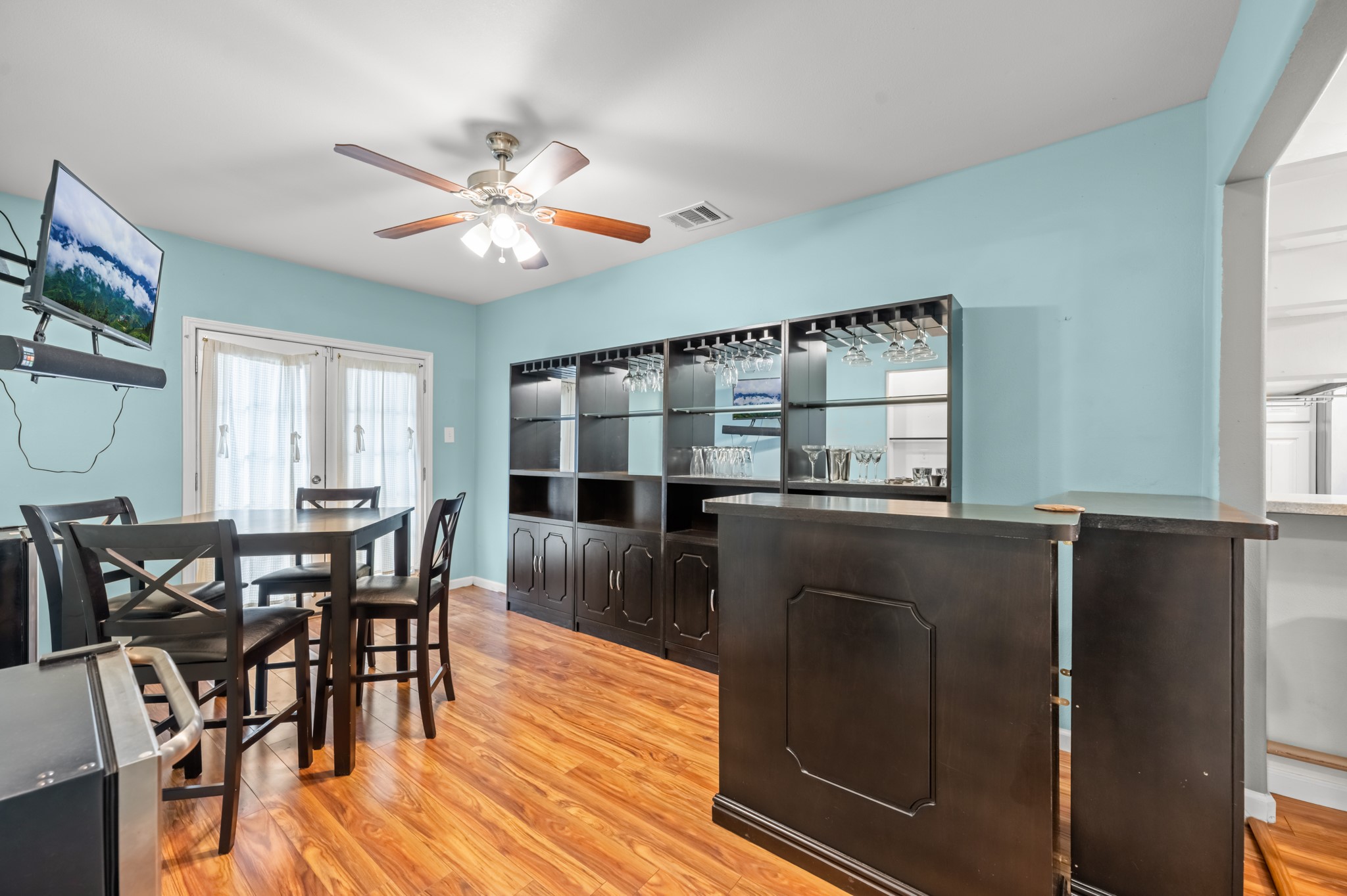 Bar/Dining Area