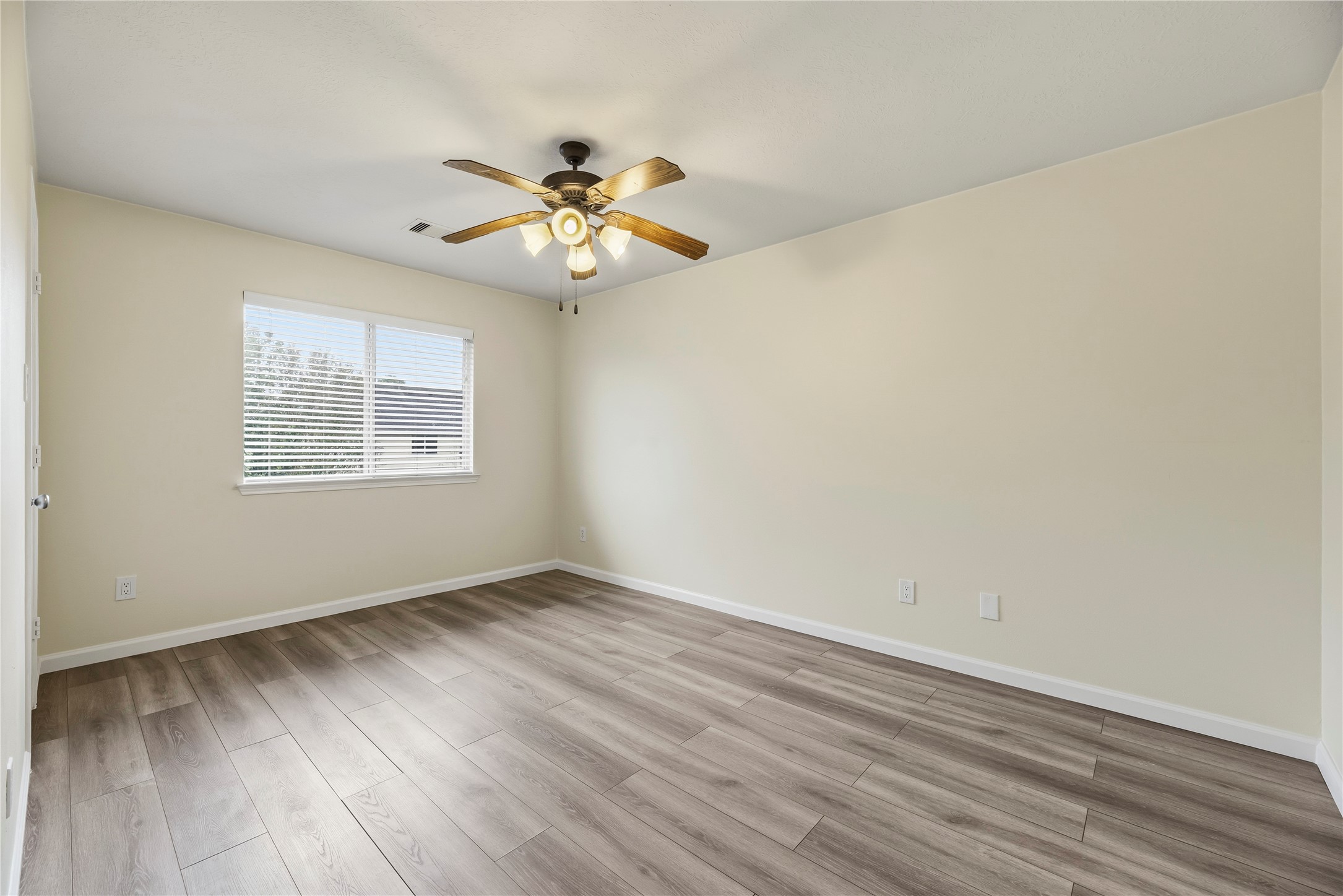 Secondary bedroom.