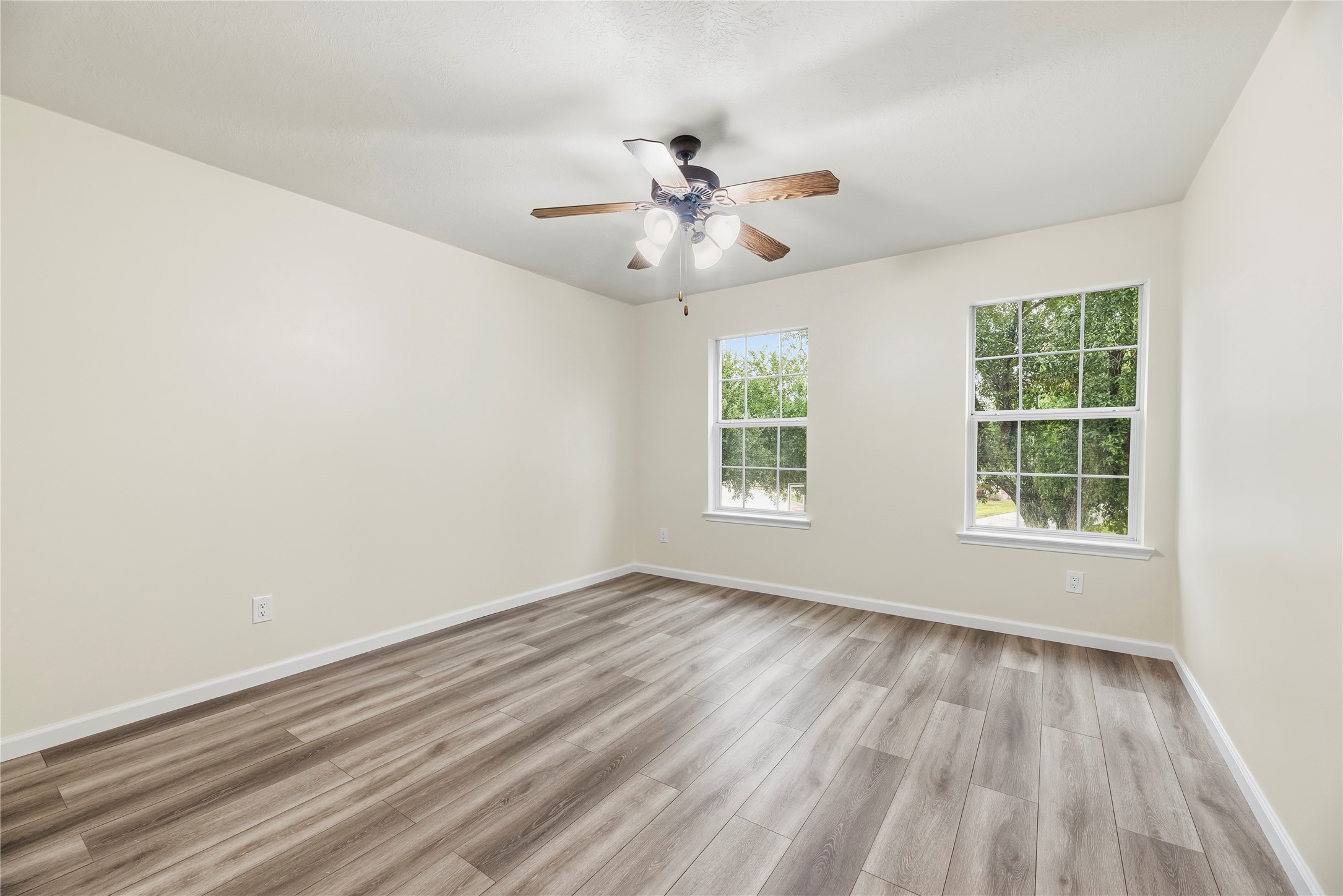 Secondary bedroom.