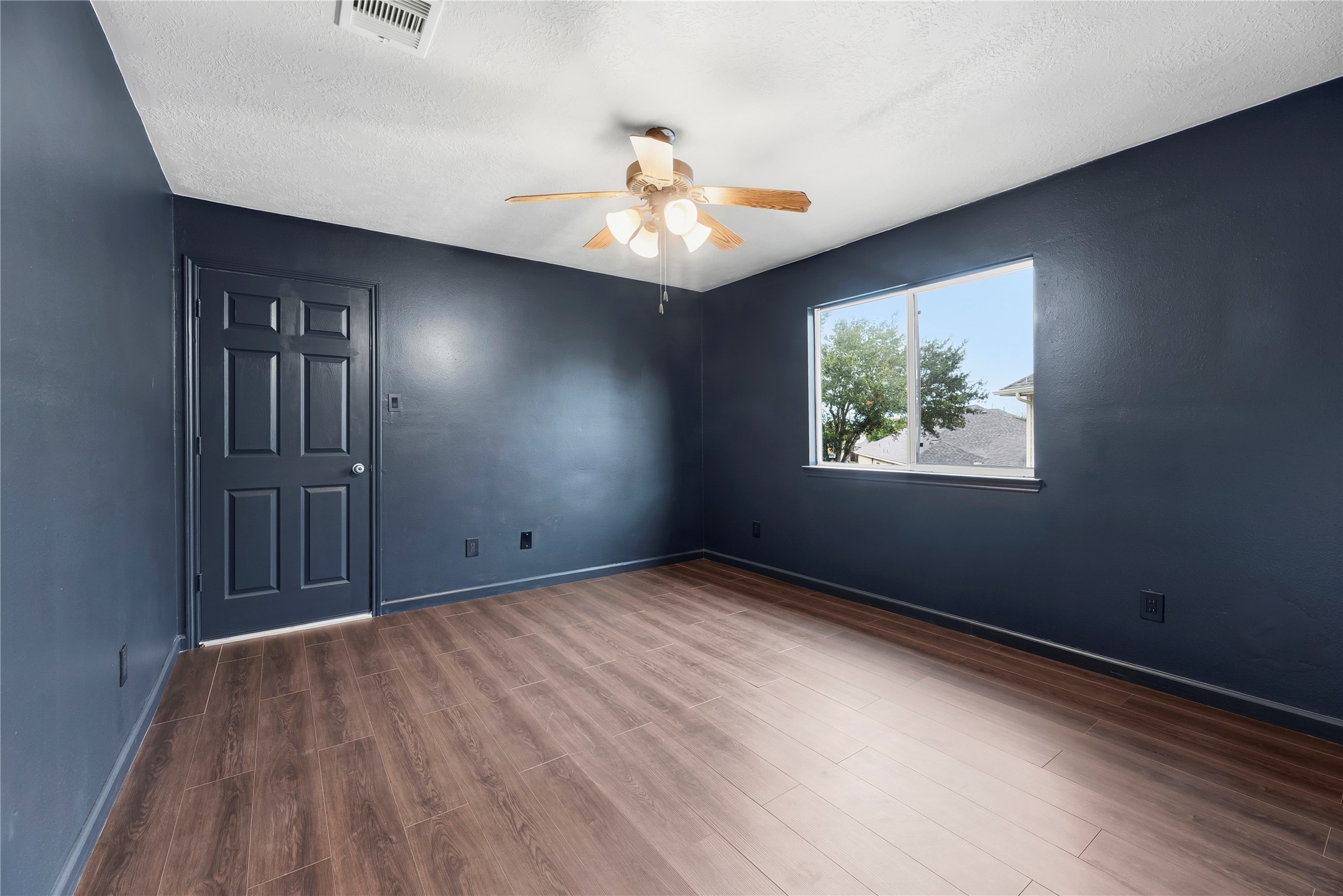 Secondary bedroom.