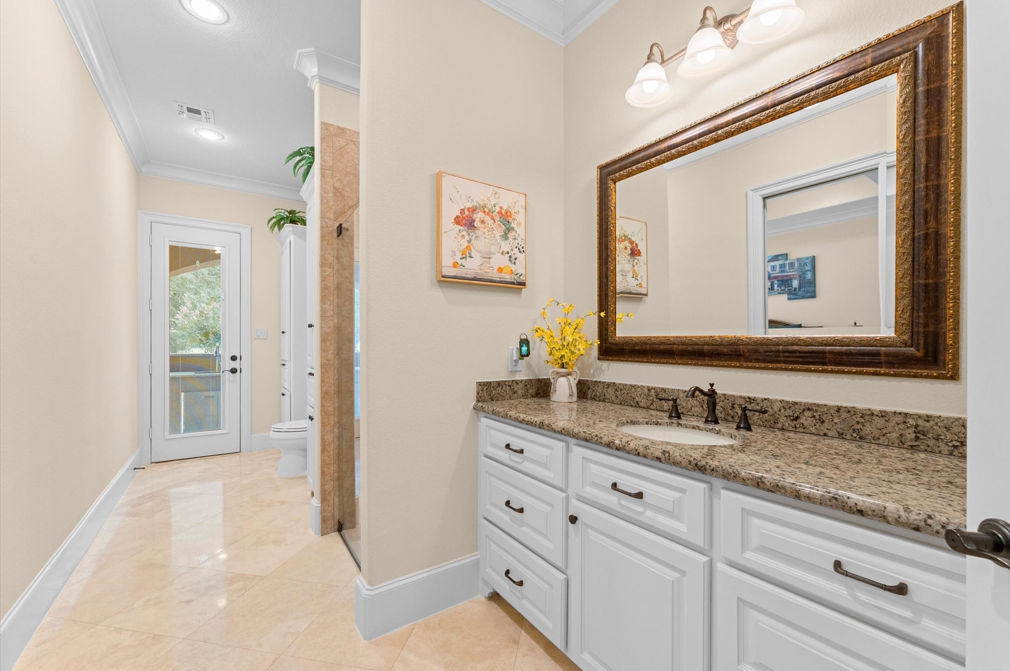 Secondary full bath downstairs