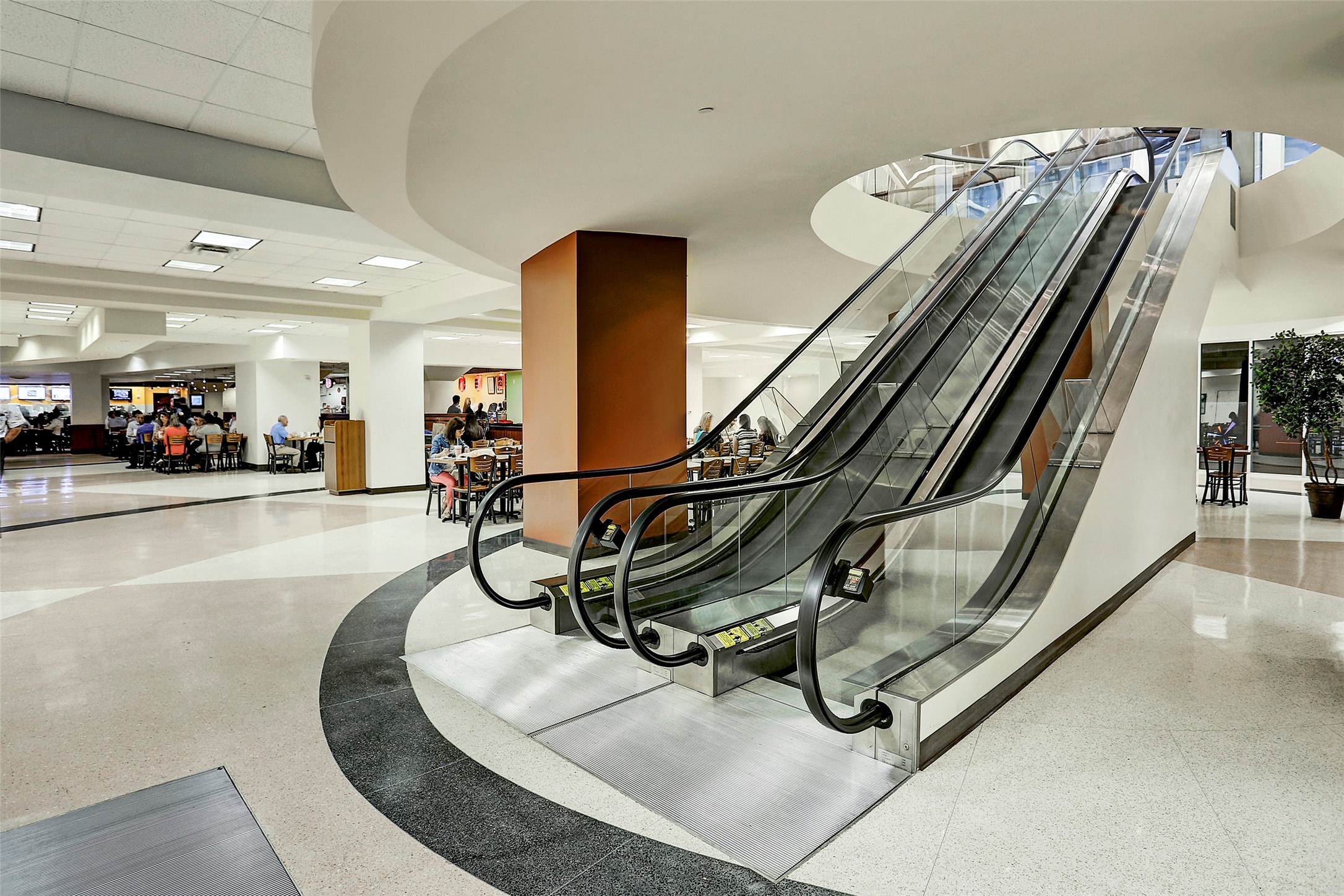 Commerce Towers offers direct access to Downtown Houstons underground tunnel system, providing convenient access to restaurants, coffee shops, retail, services, and nearby office buildings, all without having to go outside.