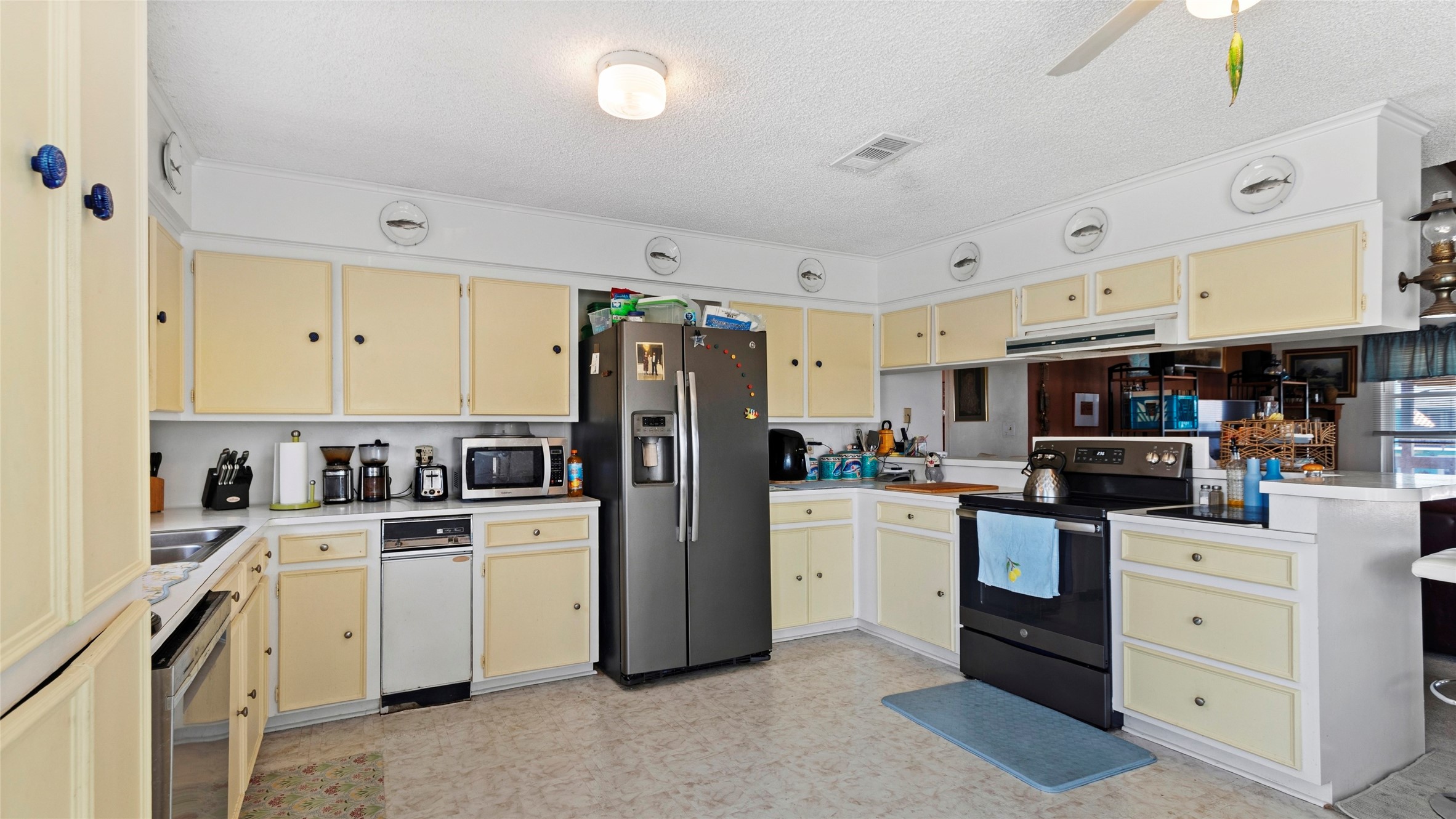 Large kitchen with tons of cabinet space
