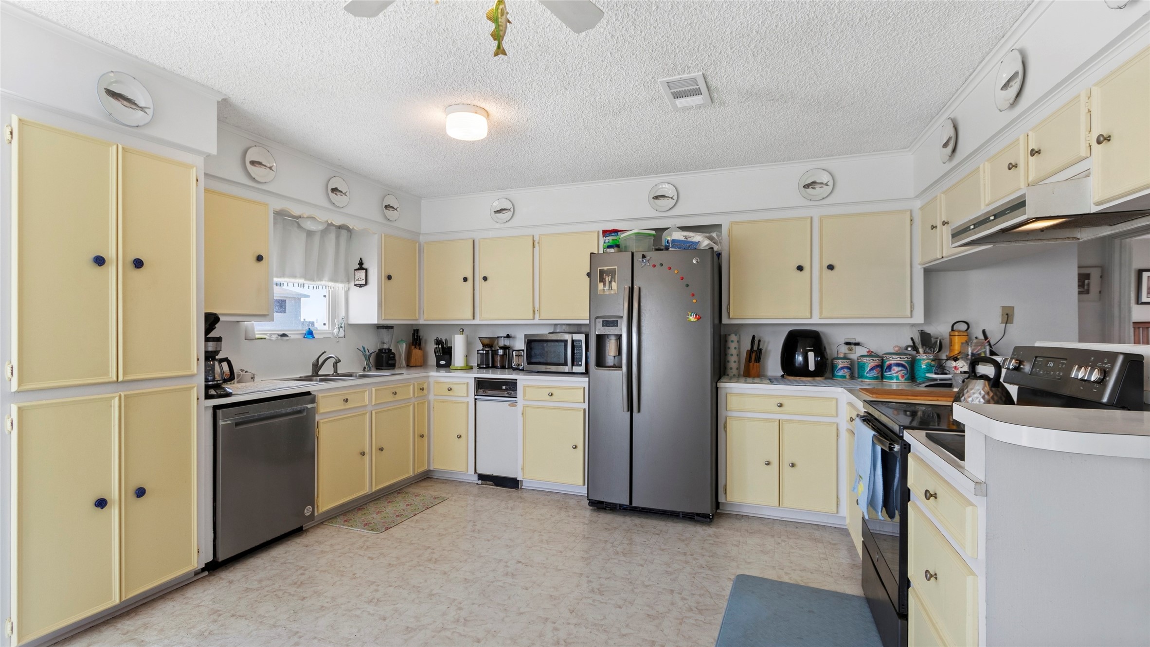 Large kitchen with tons of cabinet space
